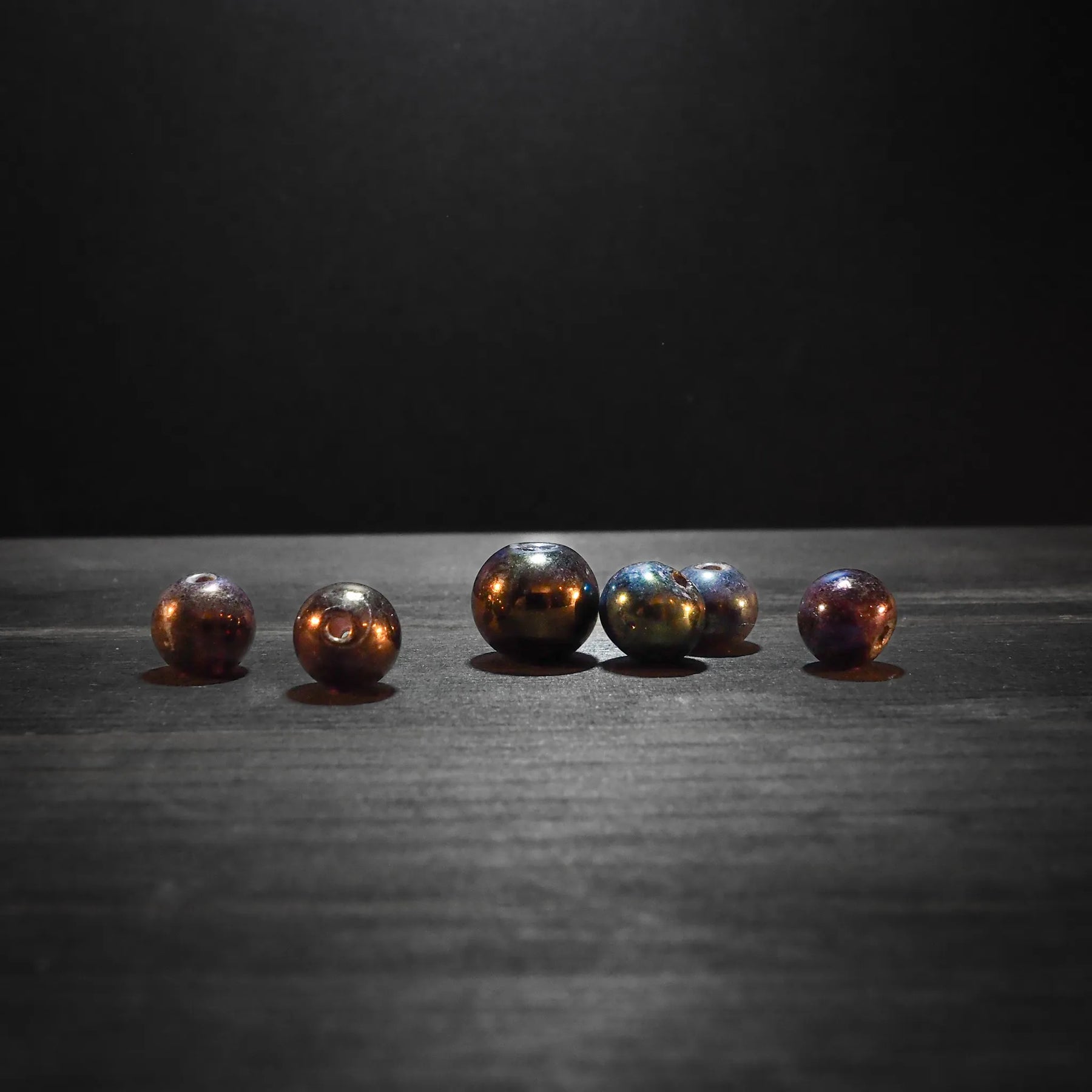 Glaspärla med metallisk glans