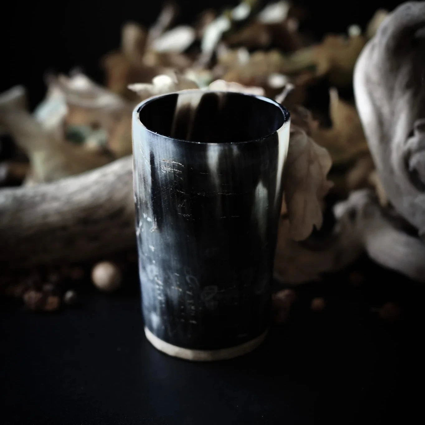 Söt liten hornkopp med träbotten för kalla drycker. Rymmer ca 1 dl