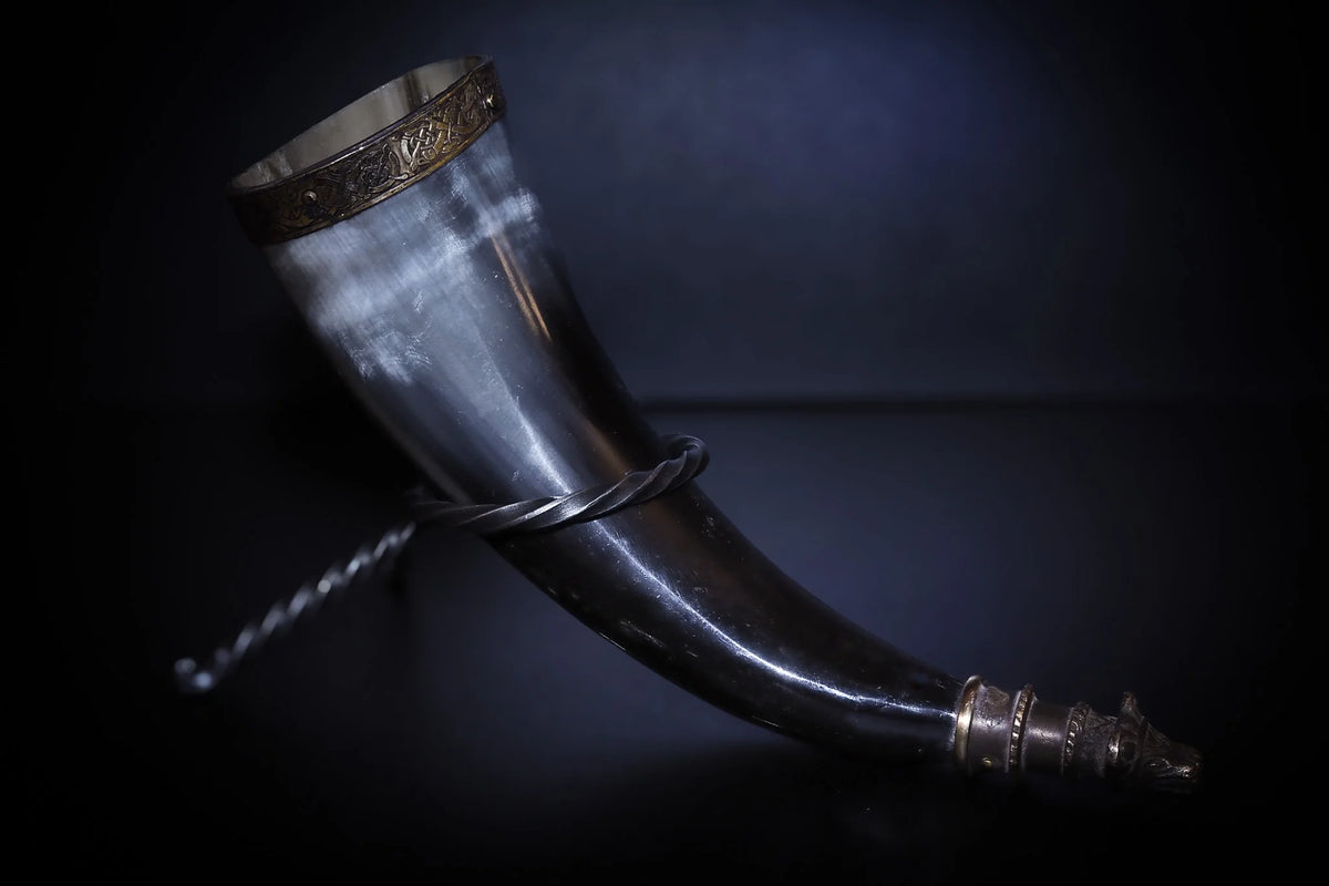 Drinking horn with brass edge and horn end in bear shape