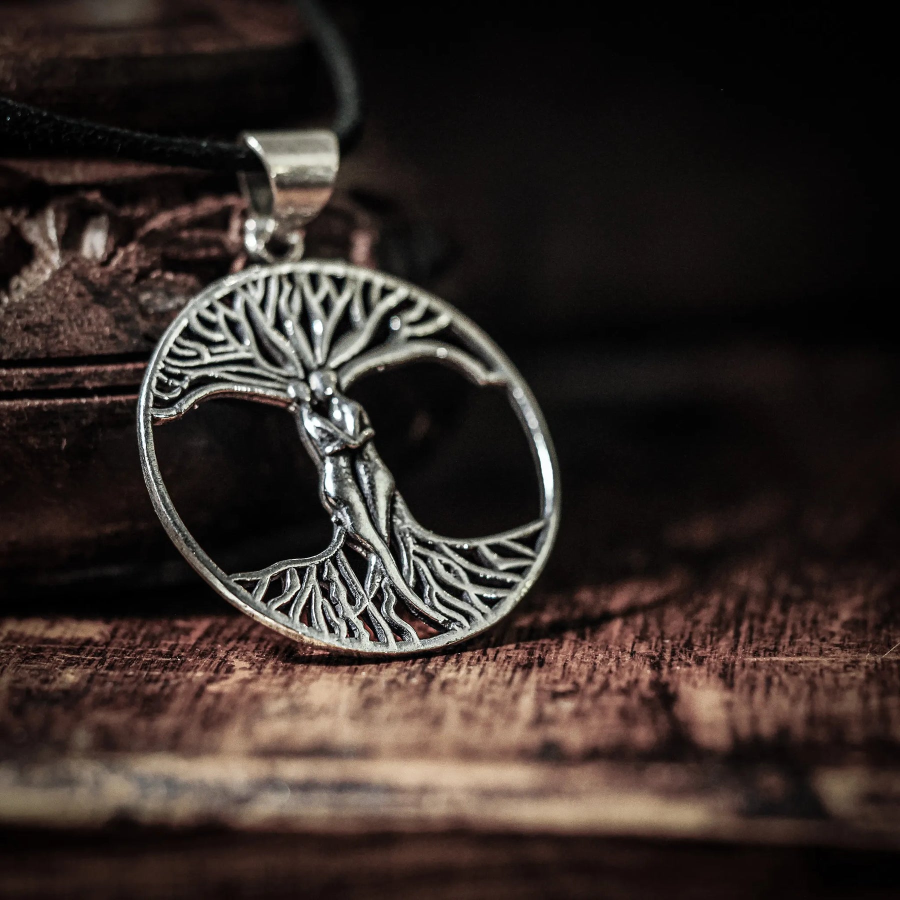 Amulet, Ask and Embla from the tree of life, large.