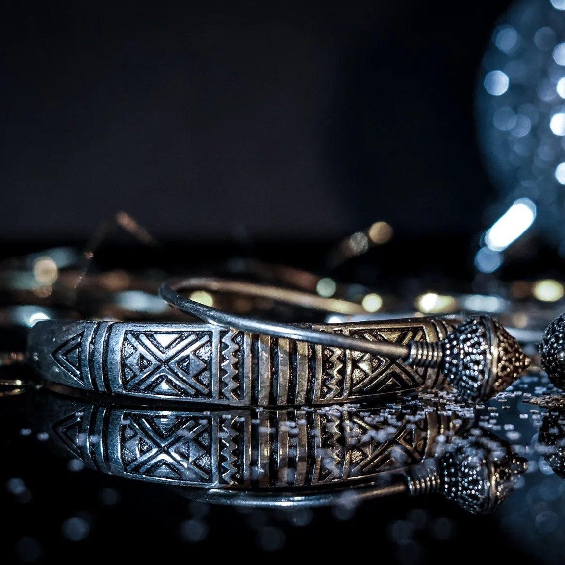 Välvt armband med dekor