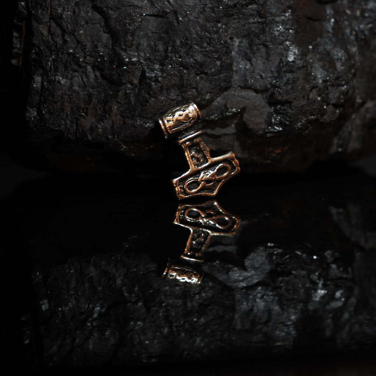 Bronserad Torshammare Valhalla på svart snöre