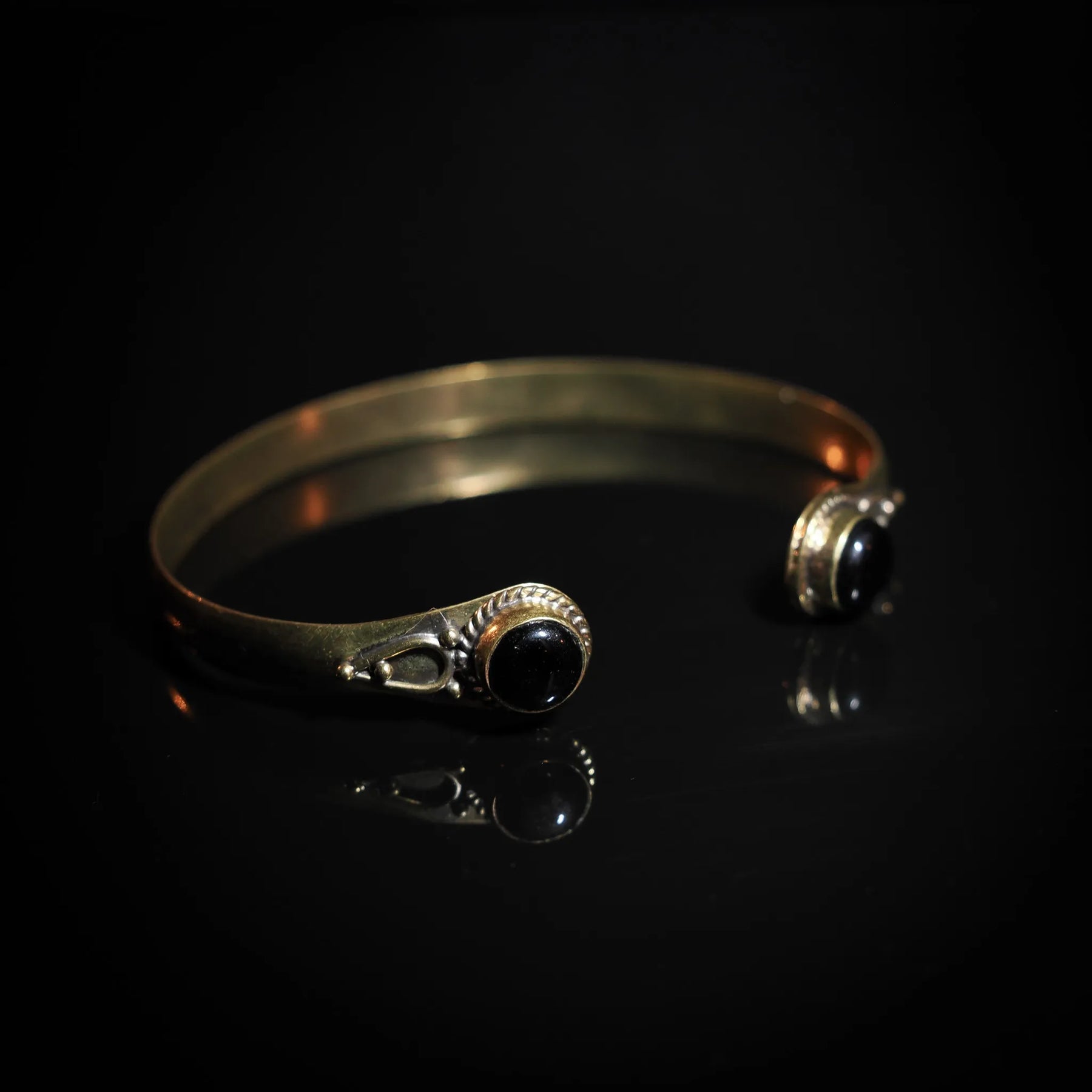 Double bracelet in brass with semi-precious stones.
