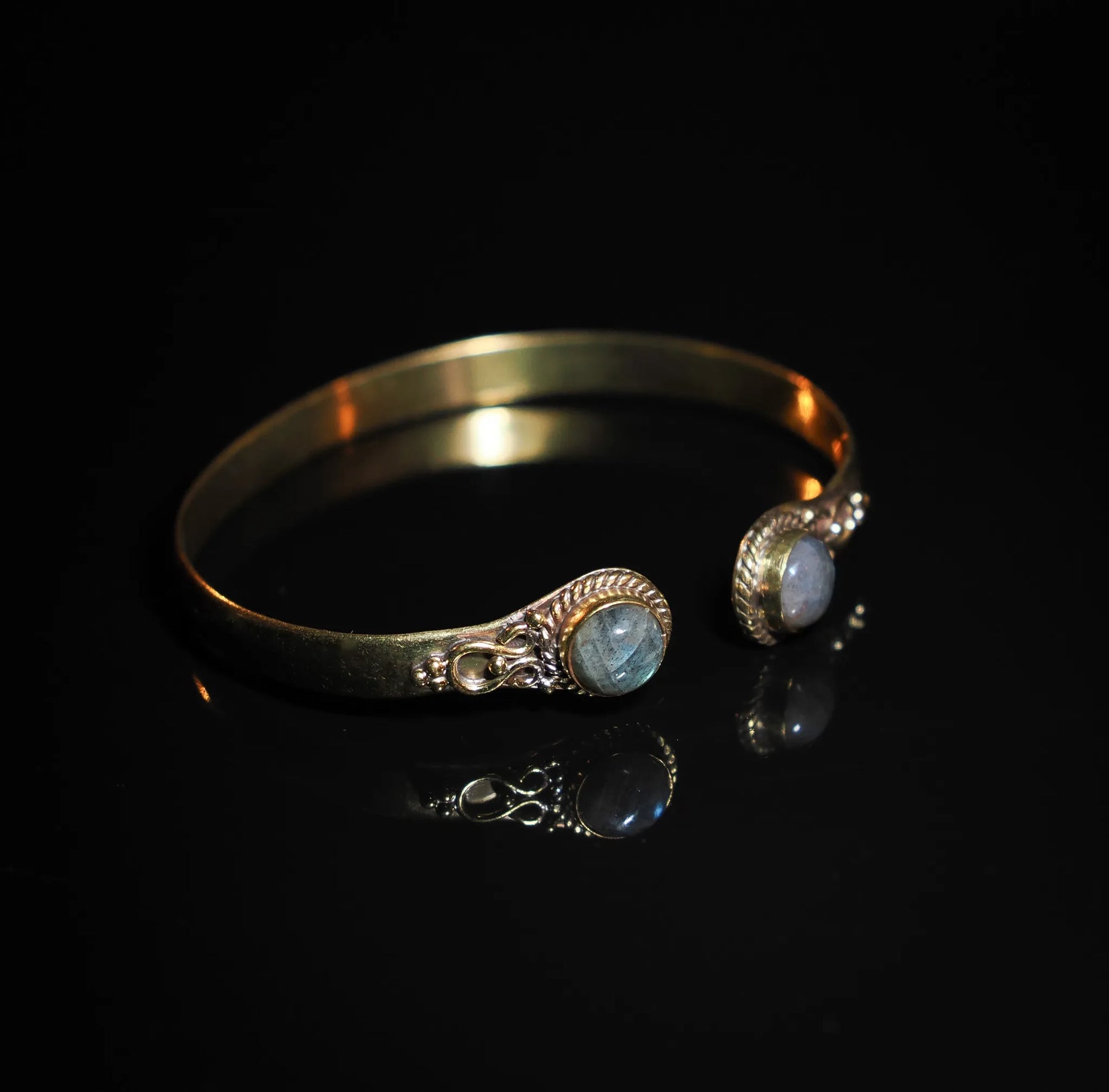 Double bracelet in brass with semi-precious stones.