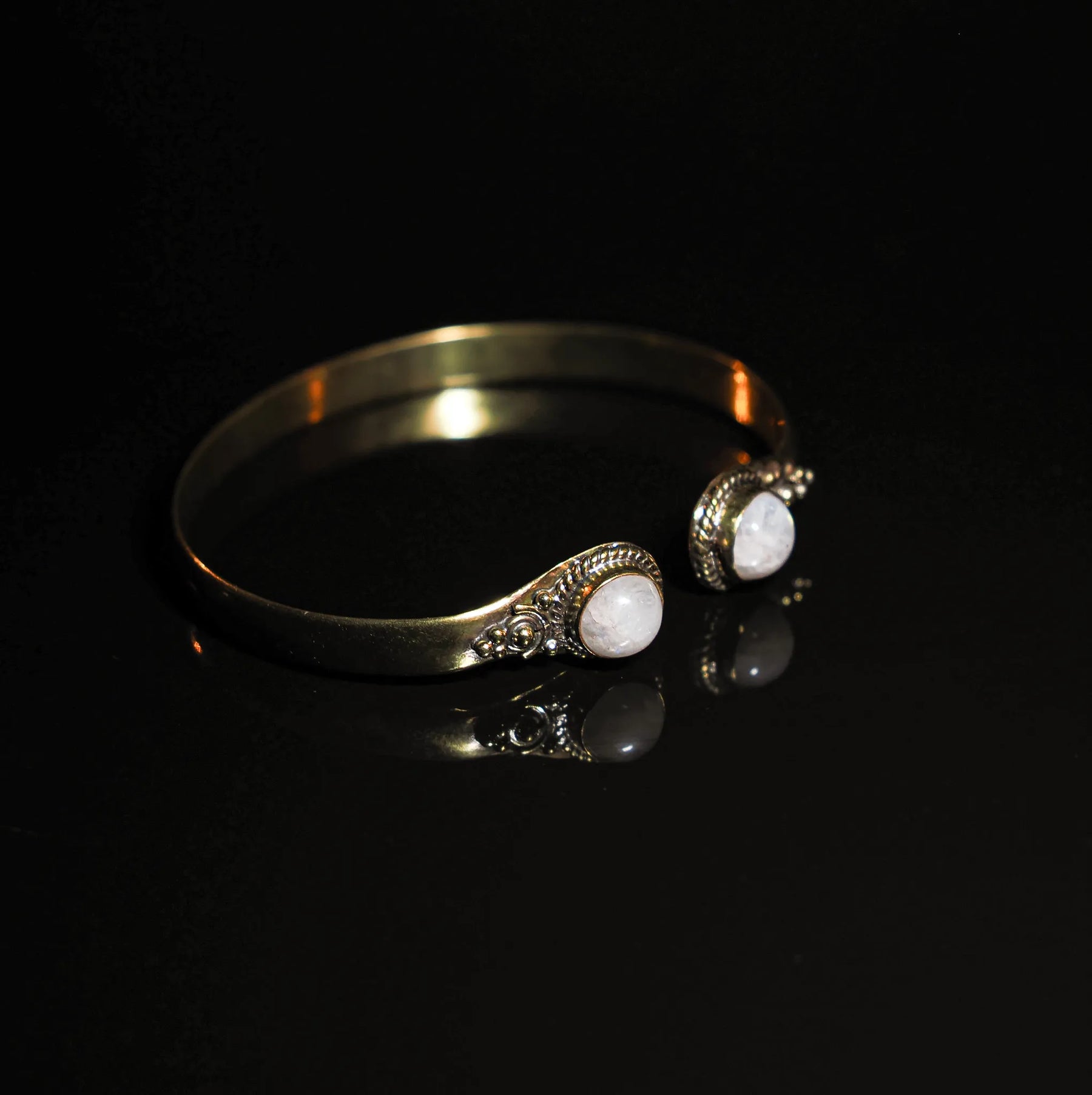 Double bracelet in brass with semi-precious stones.
