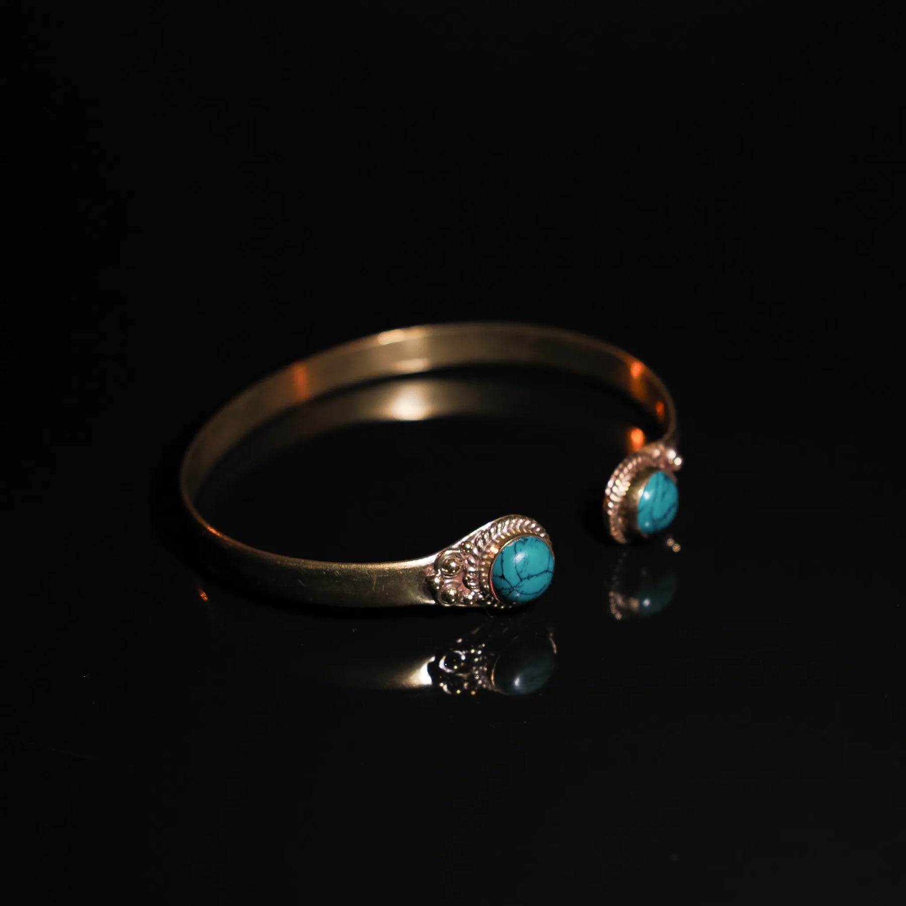 Double bracelet in brass with semi-precious stones.