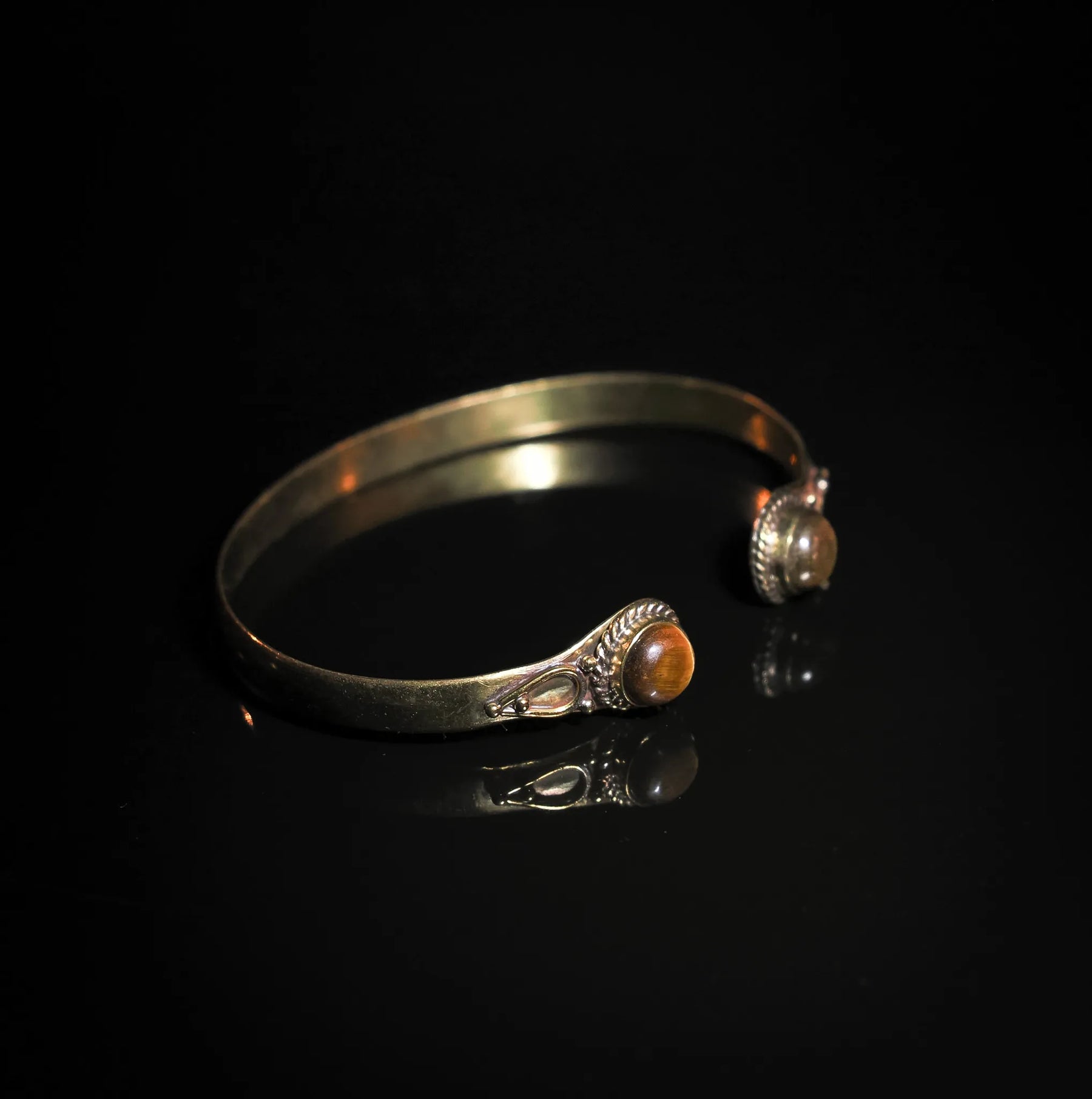 Double bracelet in brass with semi-precious stones.