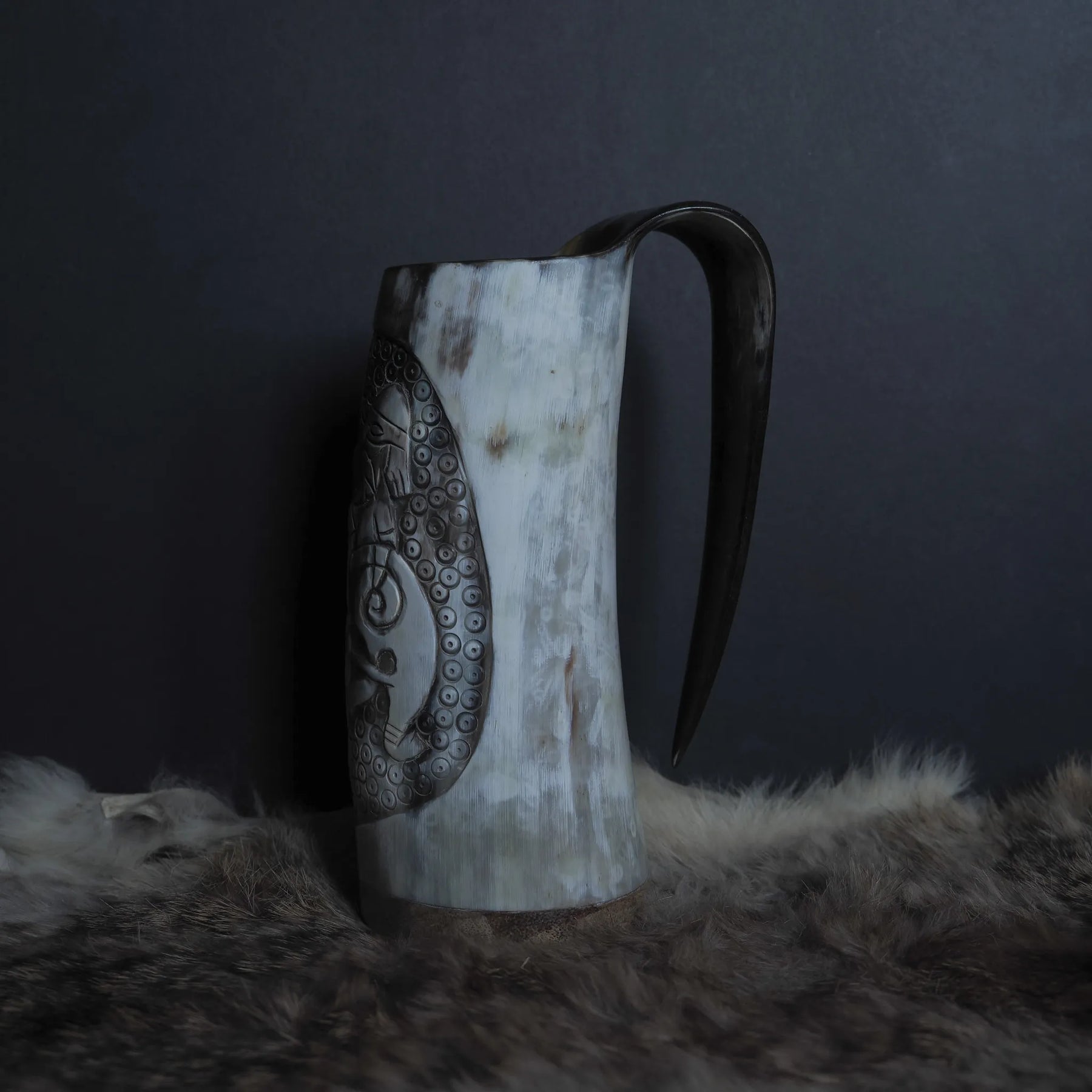 Handsnidad hornmugg, Thyr och fenris