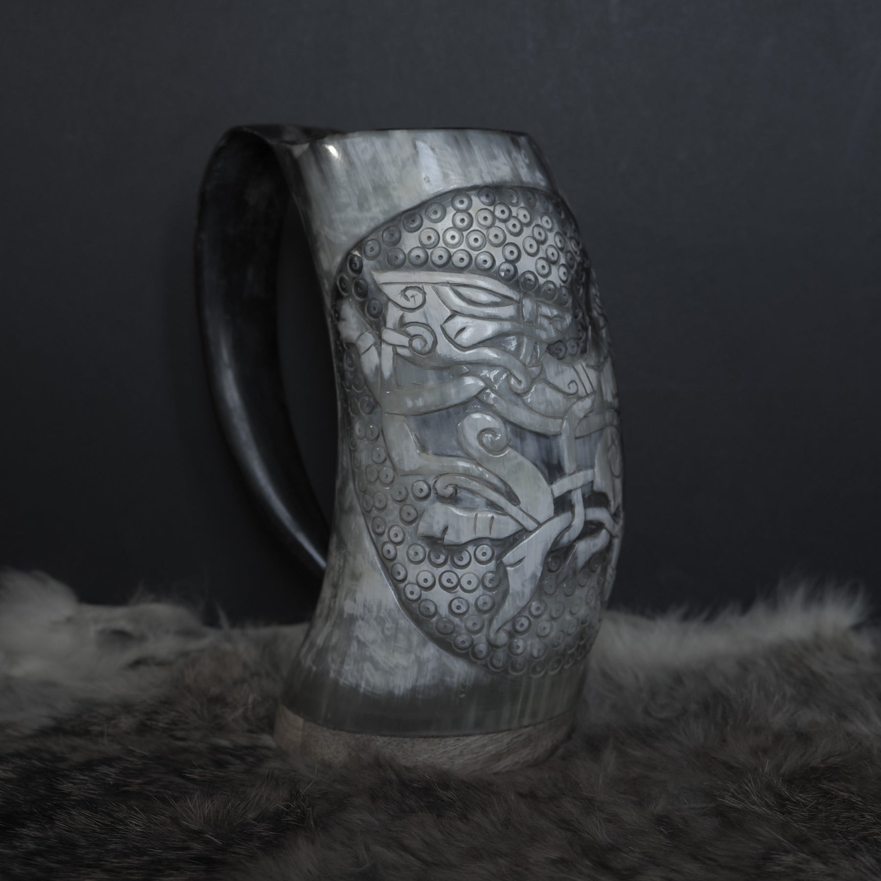 Handsnidad hornmugg, Thyr och fenris