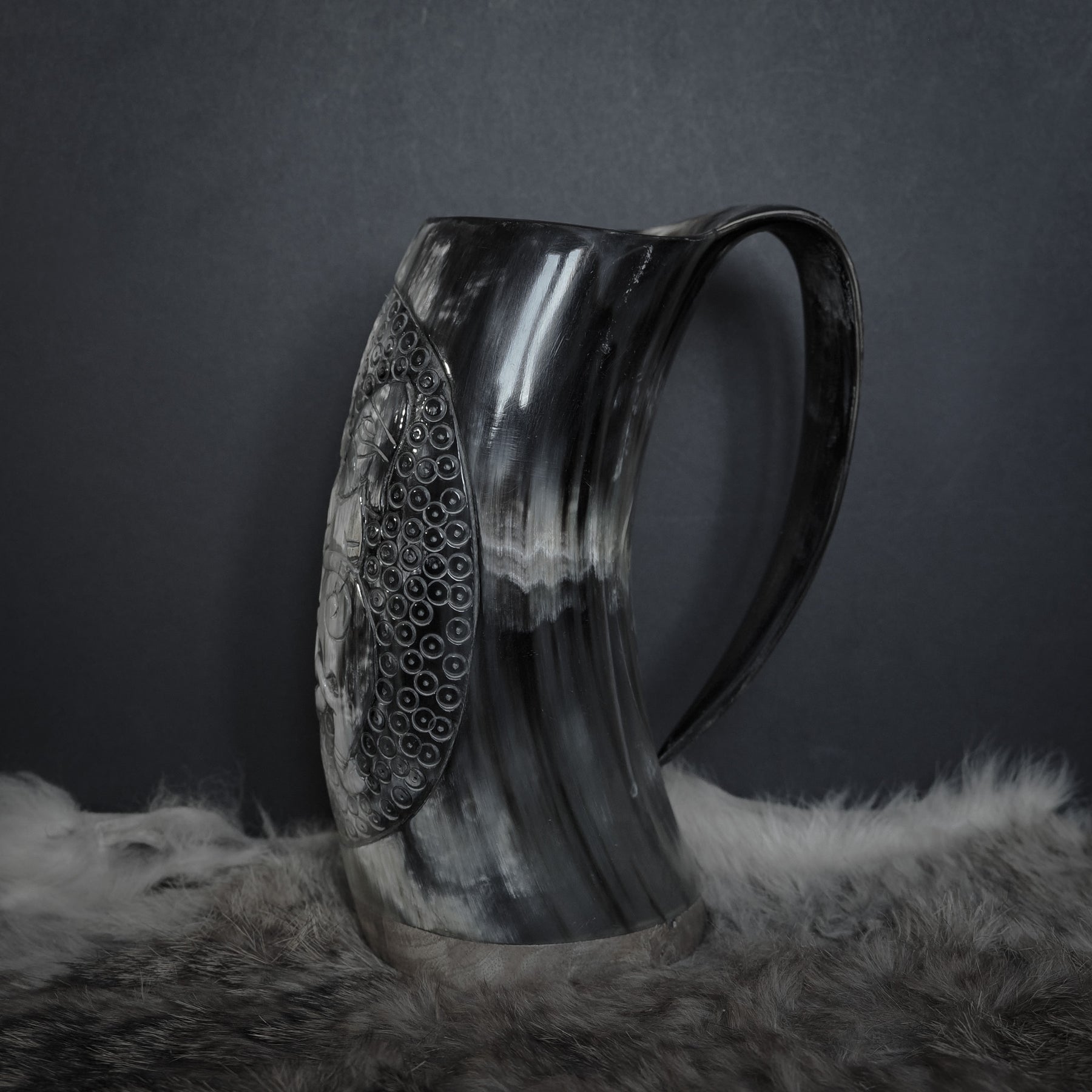Handsnidad hornmugg, Thyr och fenris
