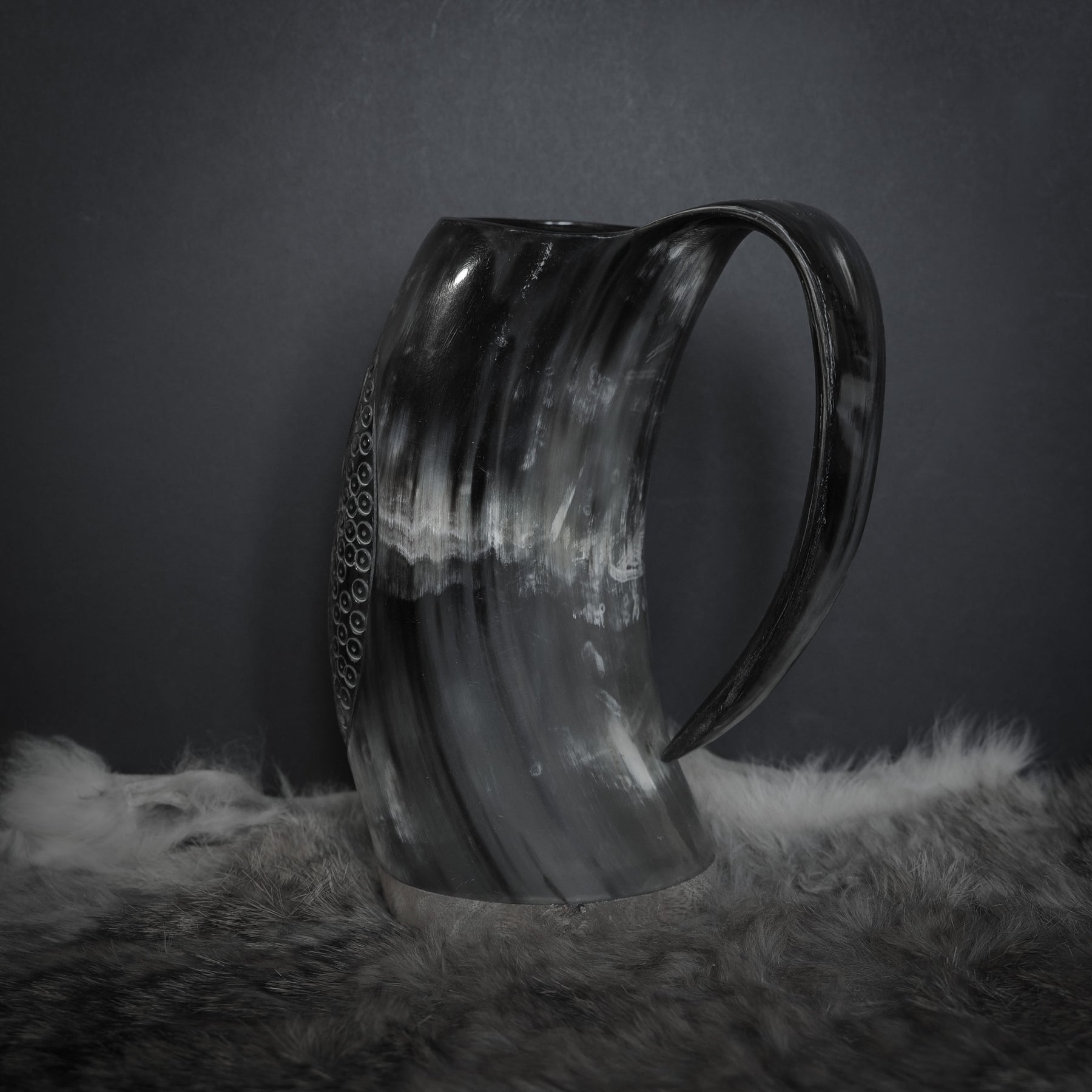 Handsnidad hornmugg, Thyr och fenris
