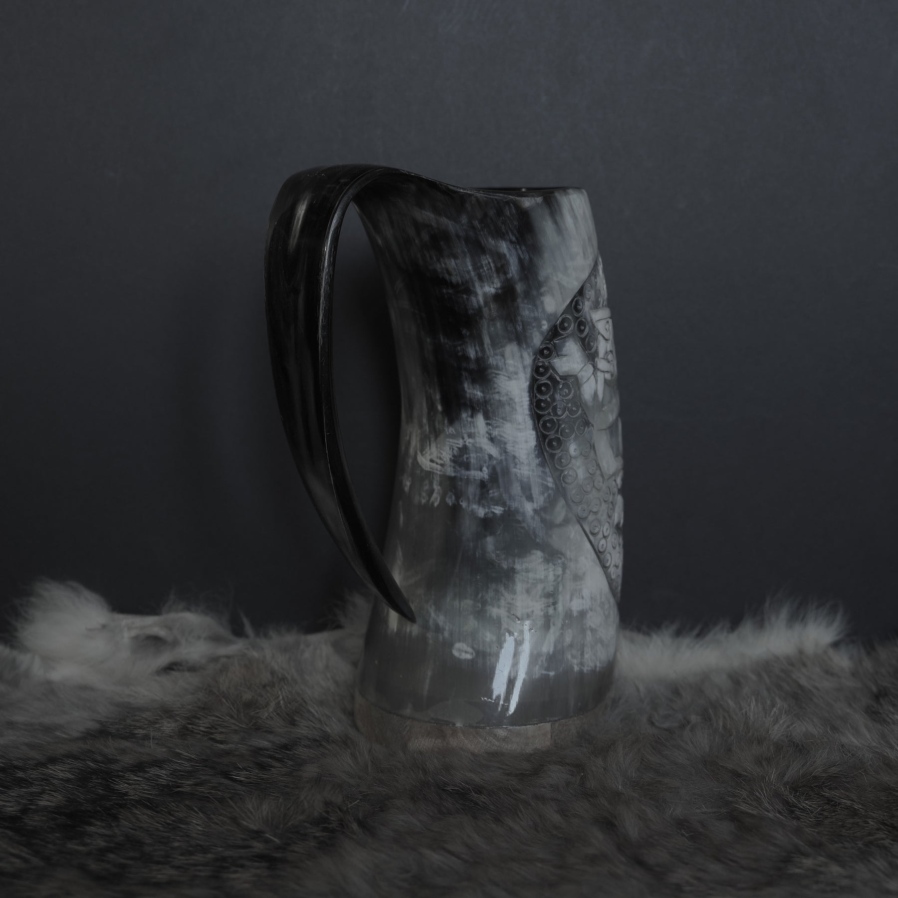 Handsnidad hornmugg, Thyr och fenris