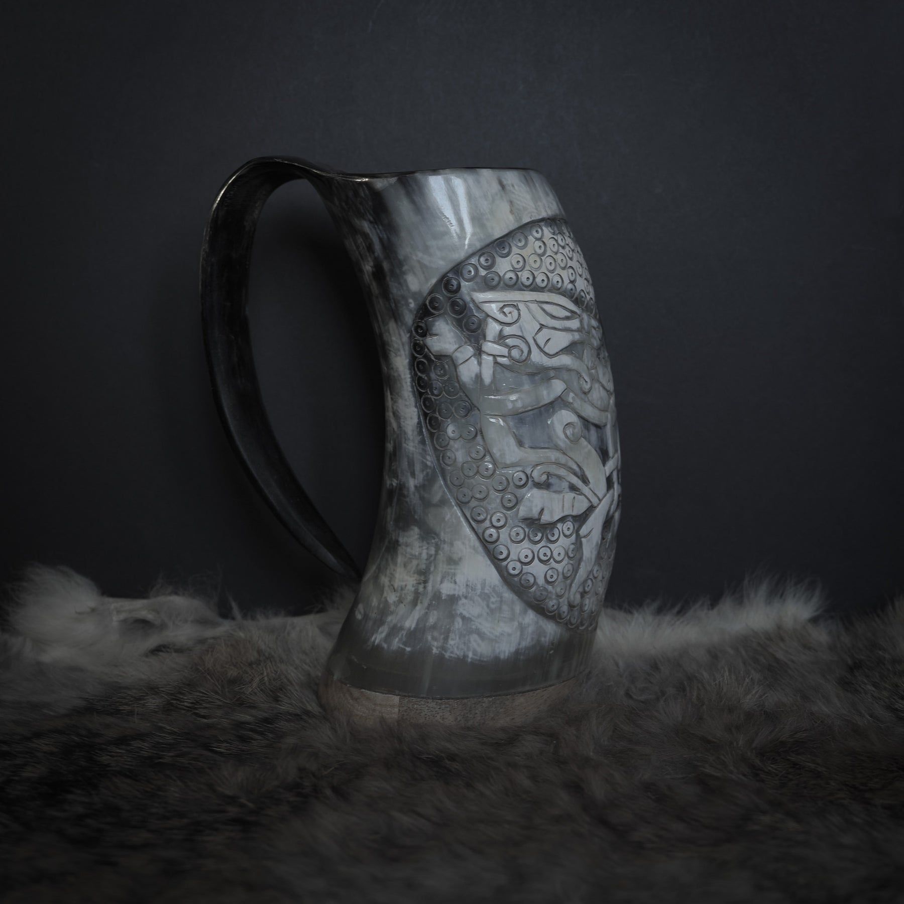 Handsnidad hornmugg, Thyr och fenris