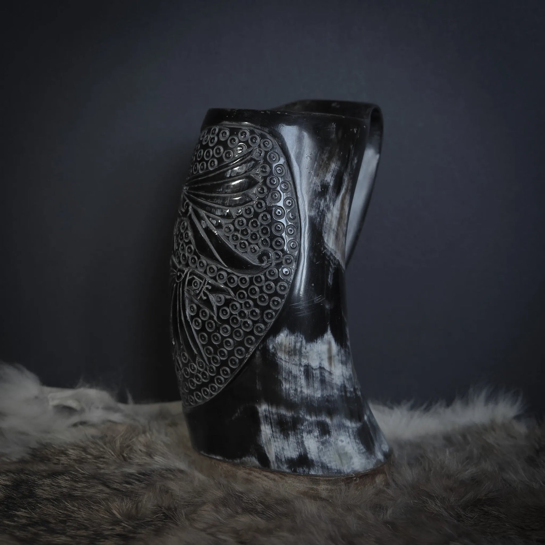 Handsnidad hornmugg, Hugin och Munin