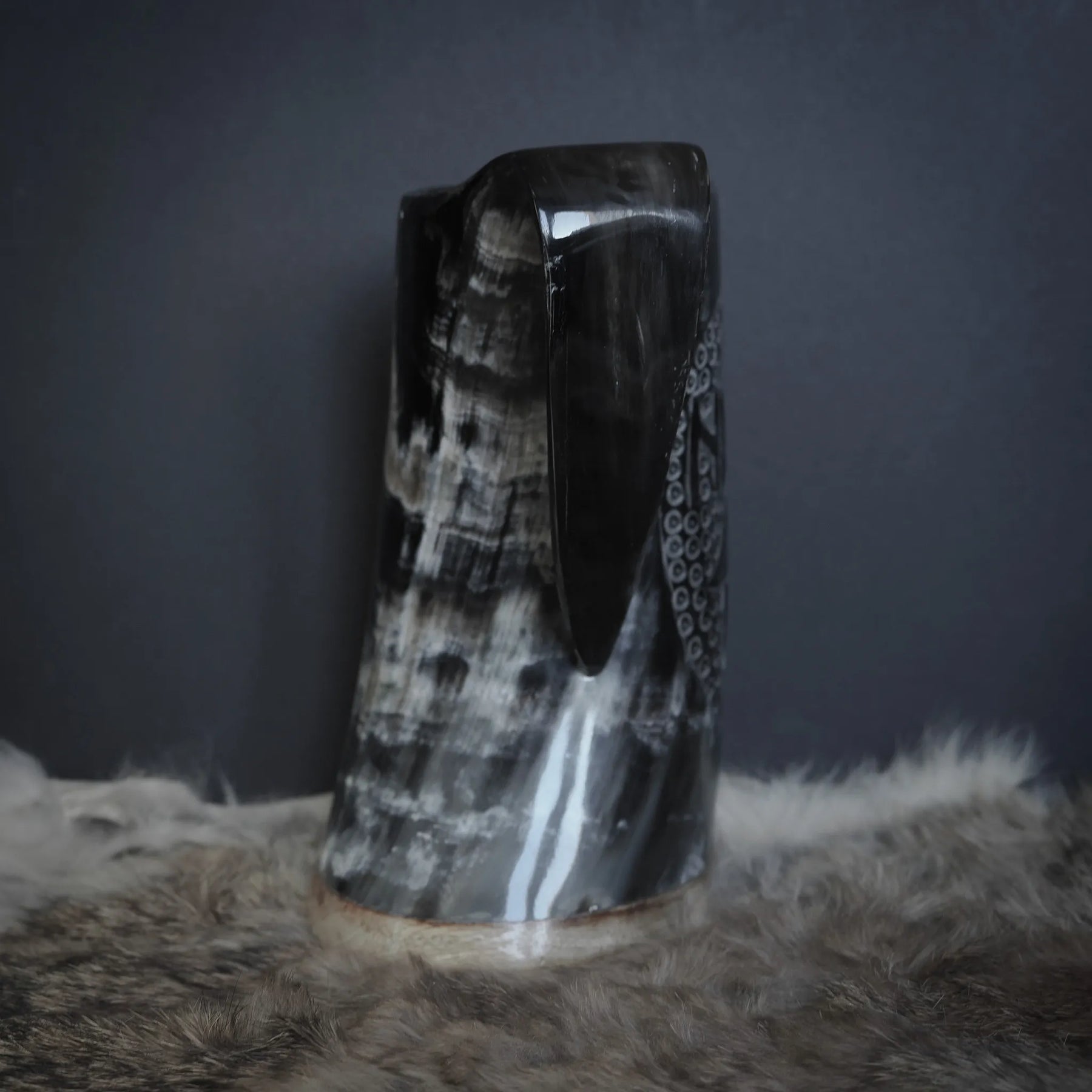 Handsnidad hornmugg, Hugin och Munin