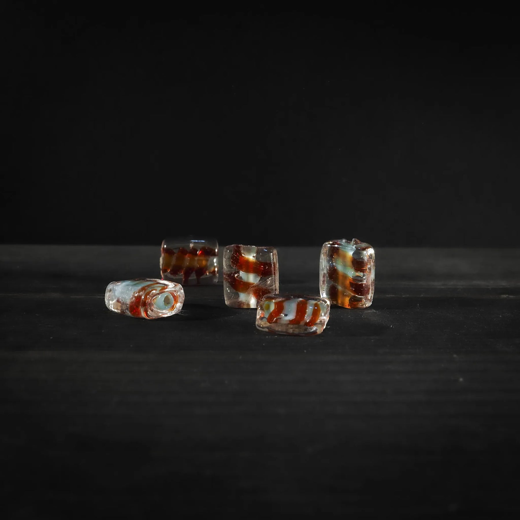 Kantig pärla med röd spiral