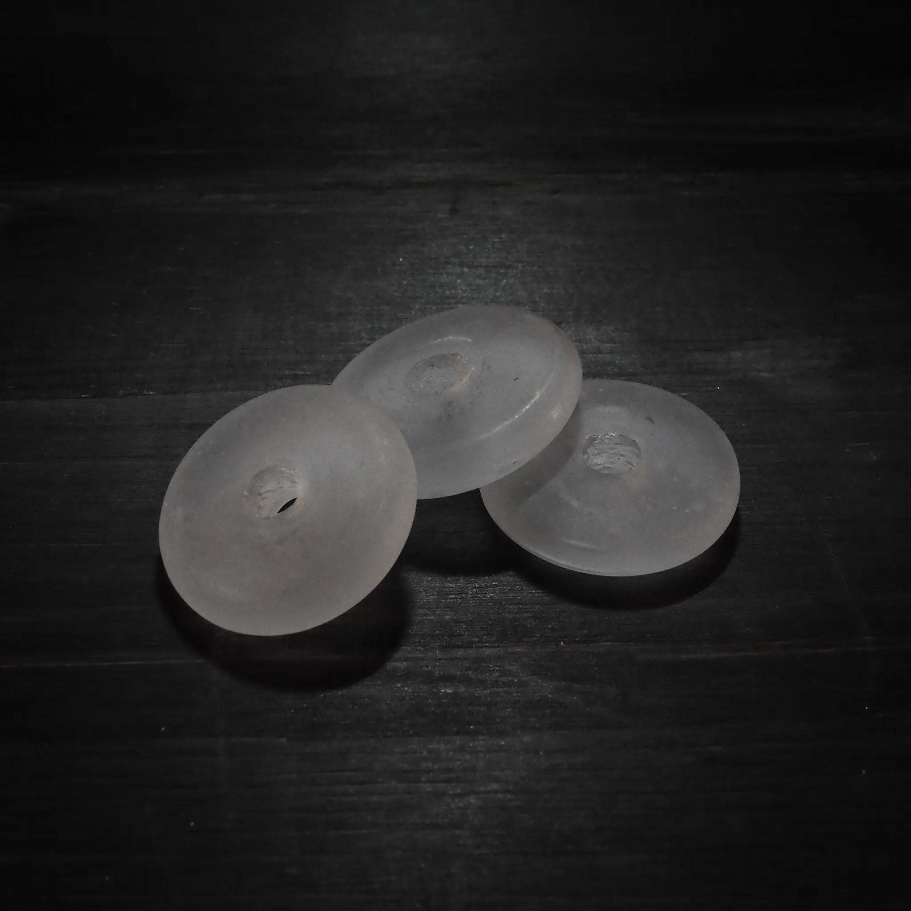 Däckformad pärla i transparent glas