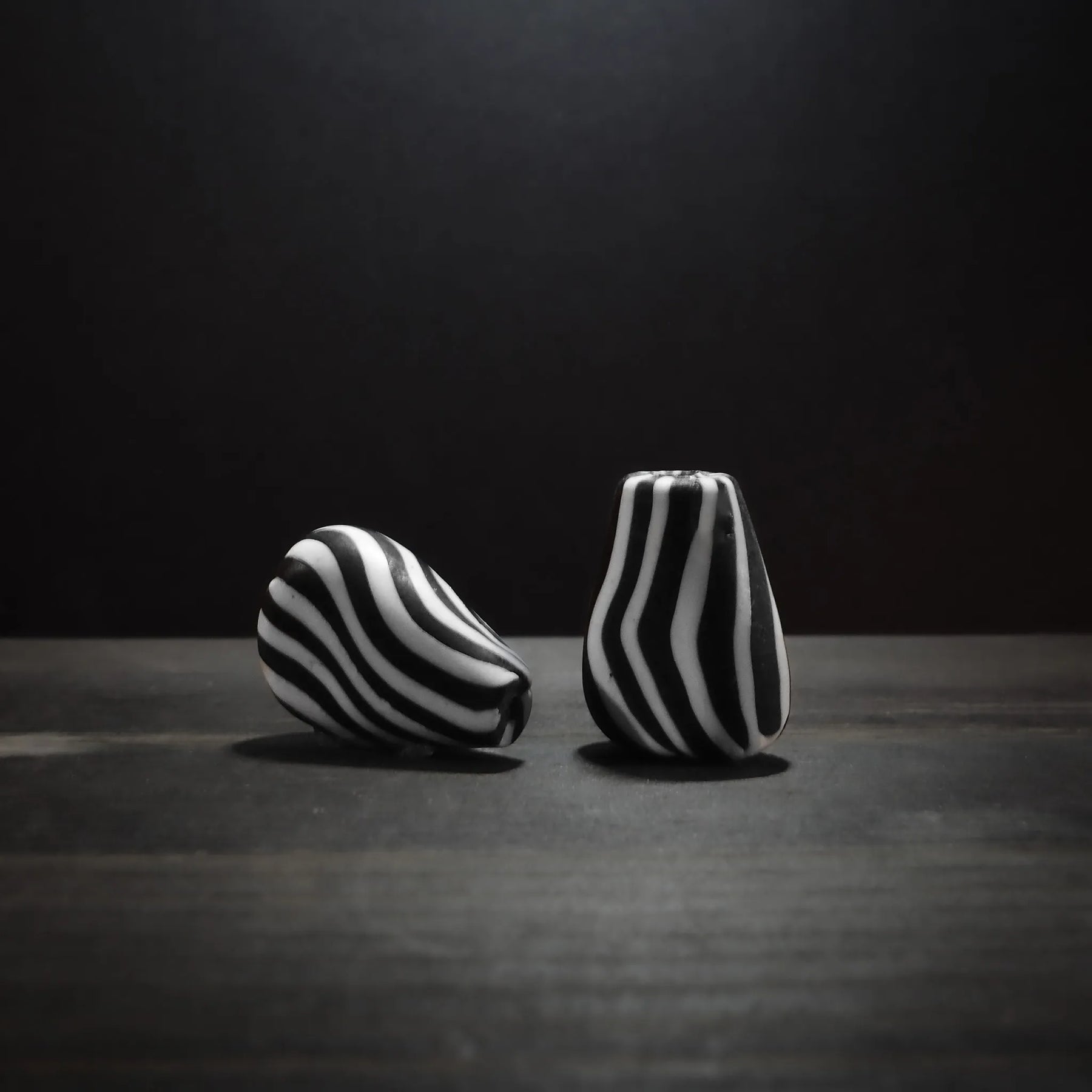 Zebra-striped glass bead