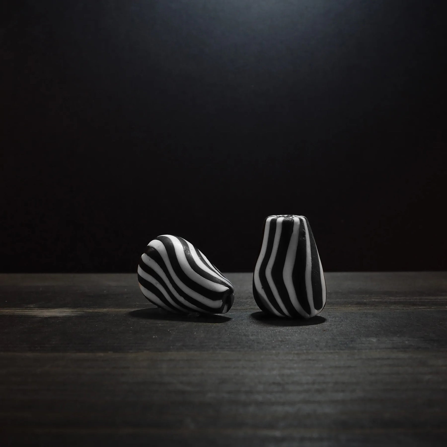 Zebra-striped glass bead