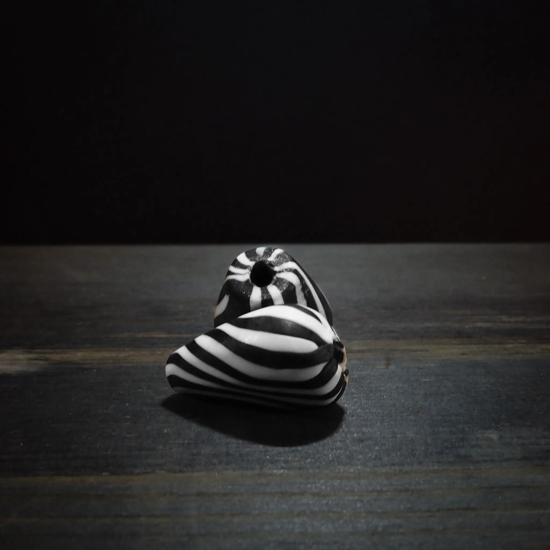 Zebra-striped glass bead
