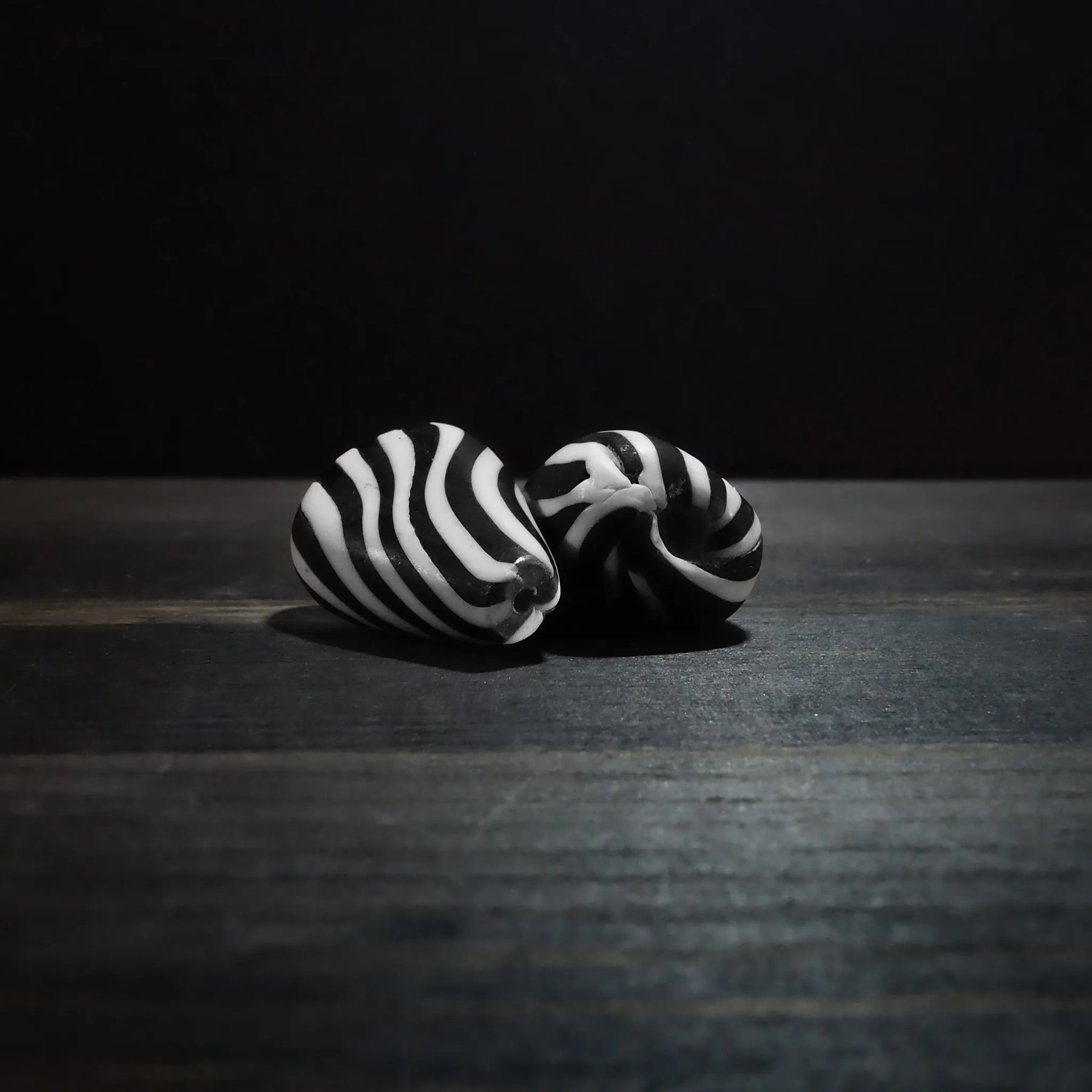 Zebra-striped glass bead