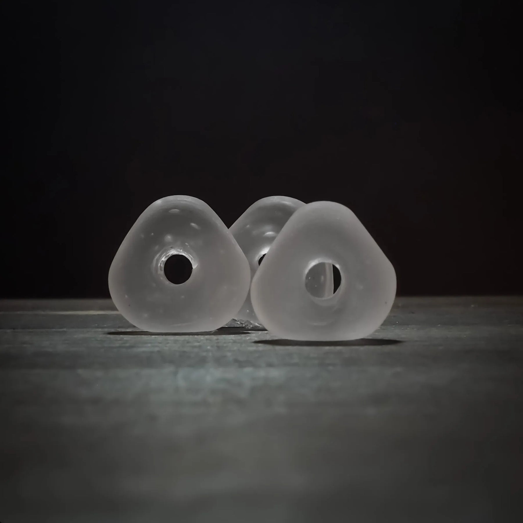 Ljus transparent glaspärla