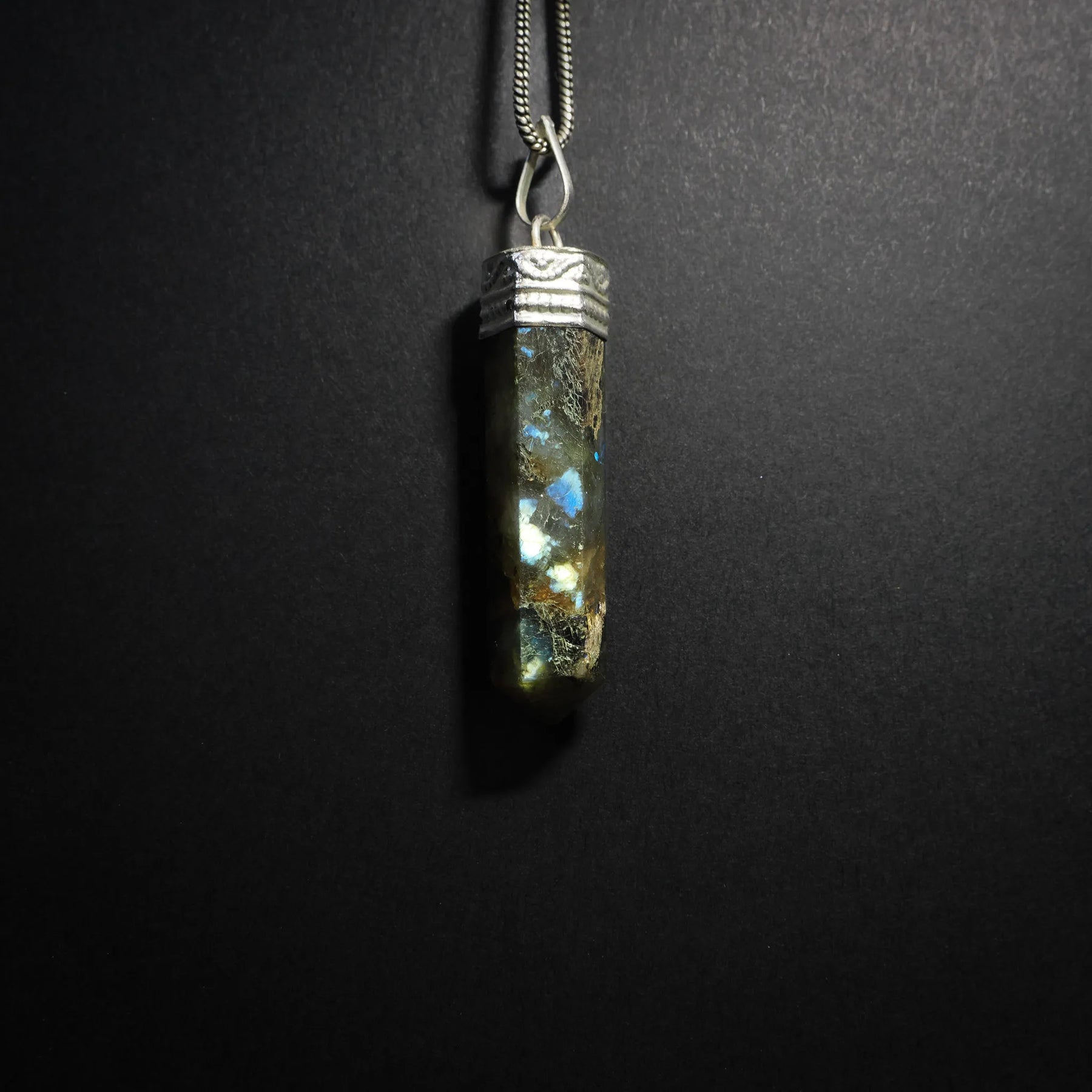 Stone pendant with Labradorite