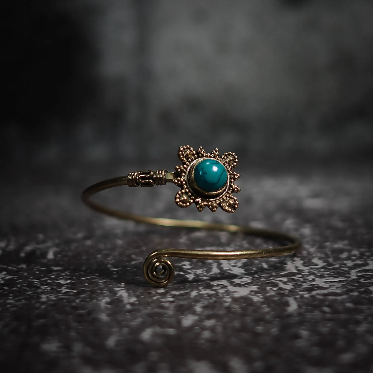 Spiralarmband med turkos månsten i mässing - vikingainspirerad armband med turkosfärgad halvädelsten och spiralslinga