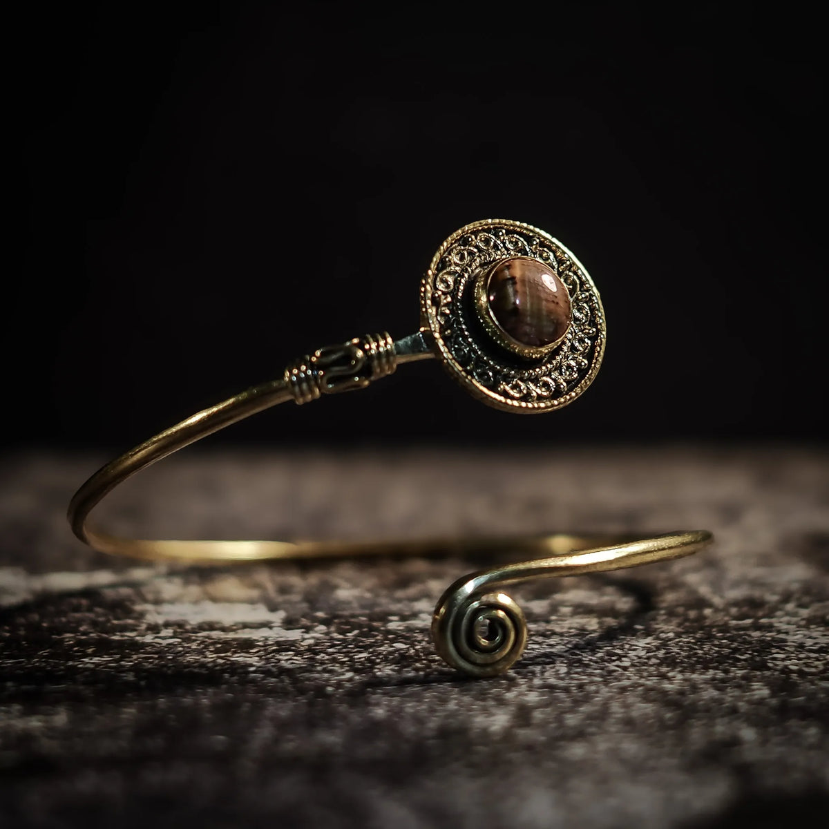 Armband Sköld, med halvädelsten