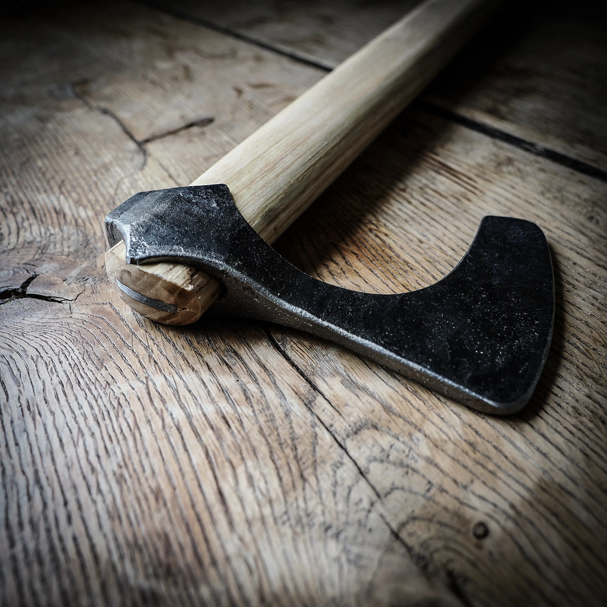 Skäggyxa till blankvapenfighting – handsmidd yxa med träskaft, 720 mm