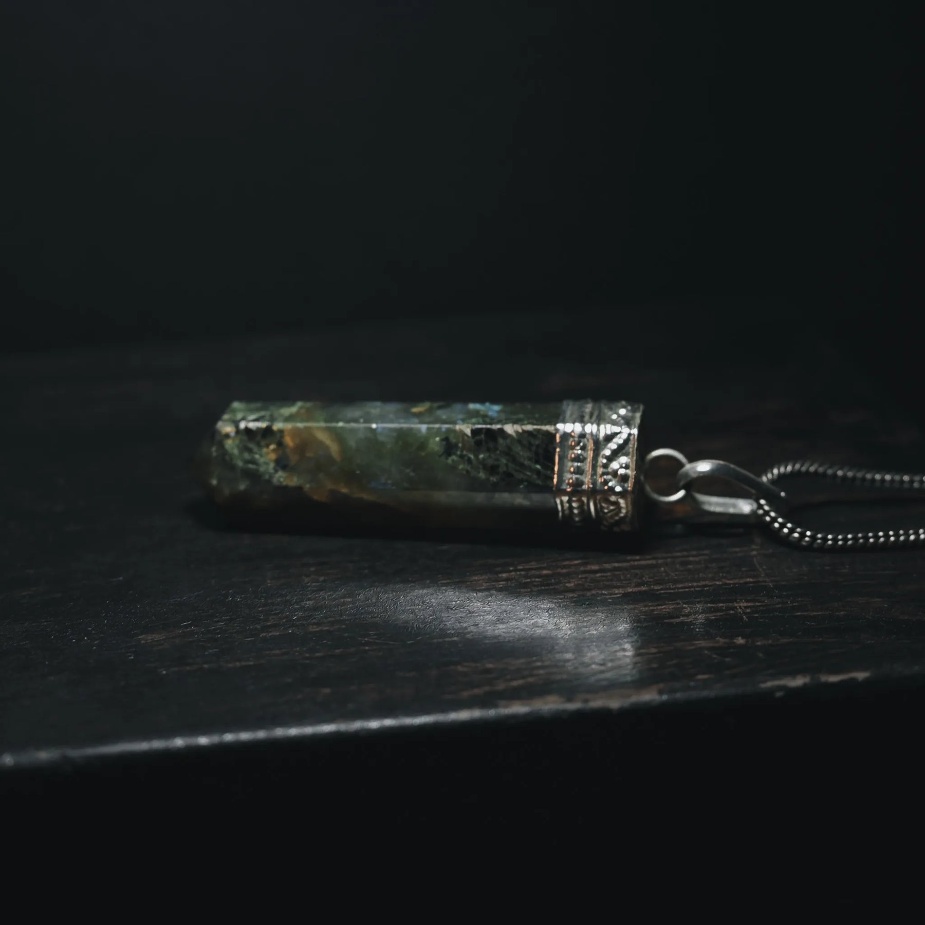 Stone pendant with Labradorite