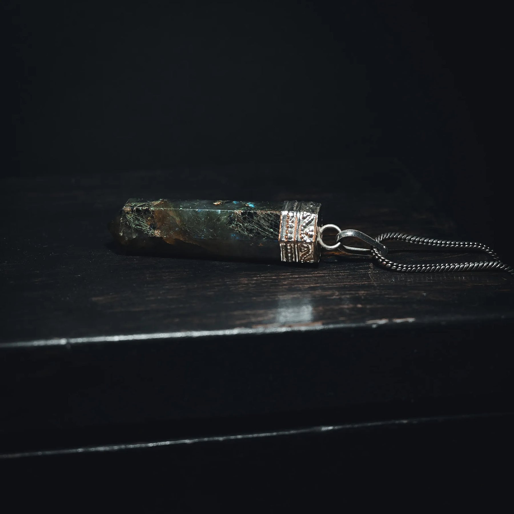 Stone pendant with Labradorite