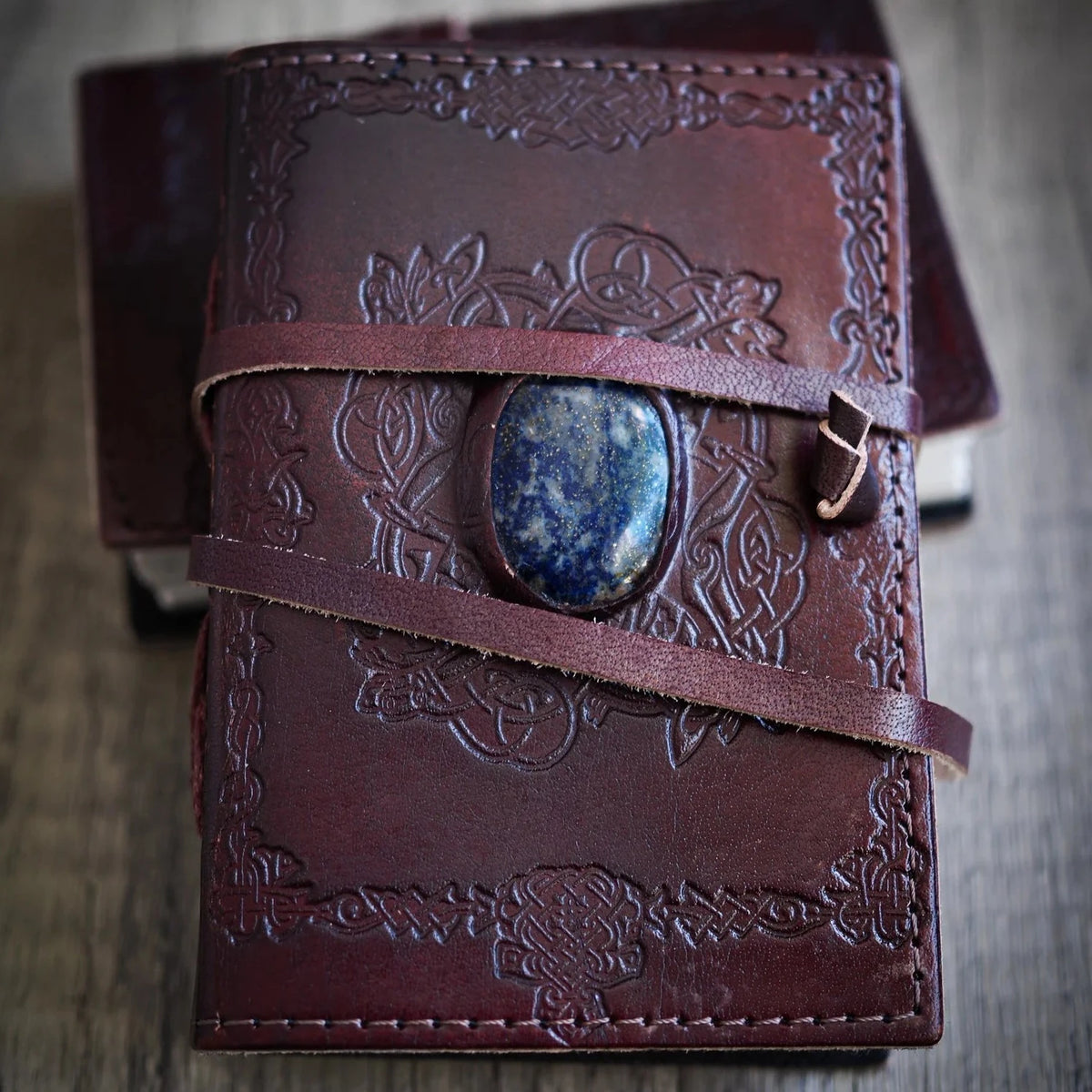 Läderinbunden anteckningsbok med vikingamönster och halvädelsten