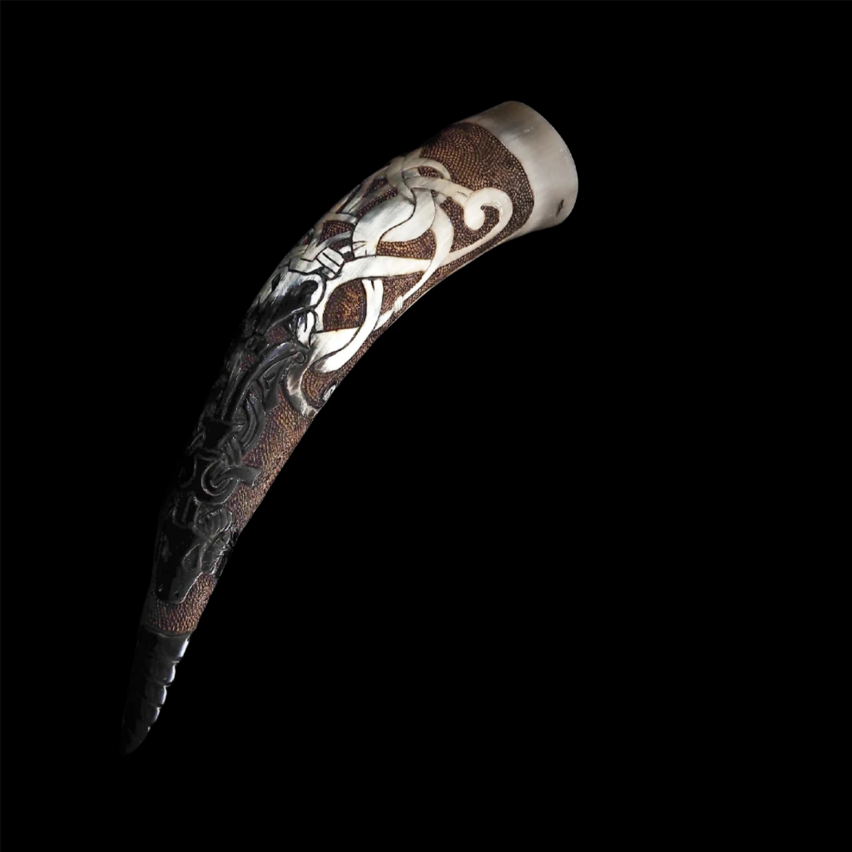 Djupt snidat dryckeshorn, bock