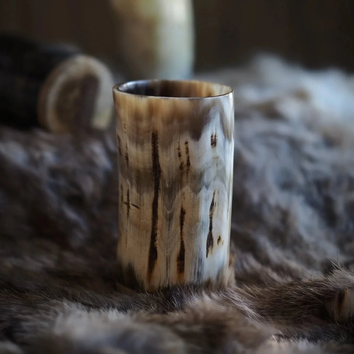Horn cup with wooden base