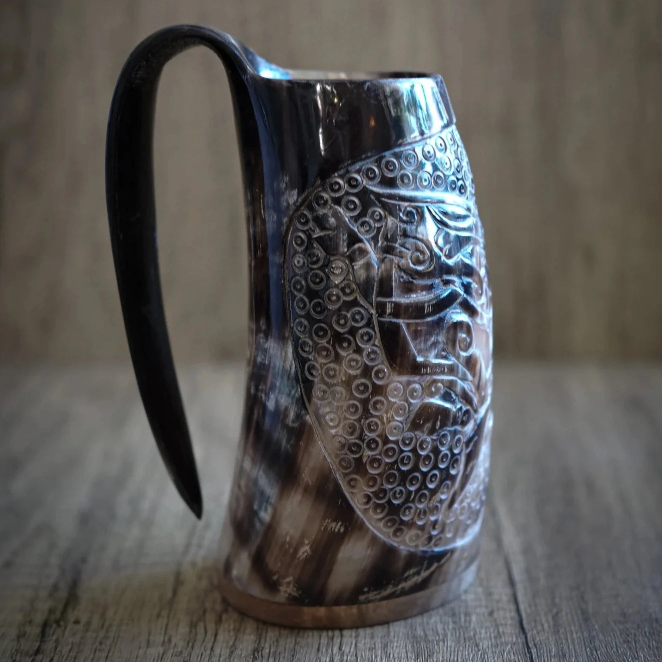Handsnidad hornmugg, Thyr och fenris