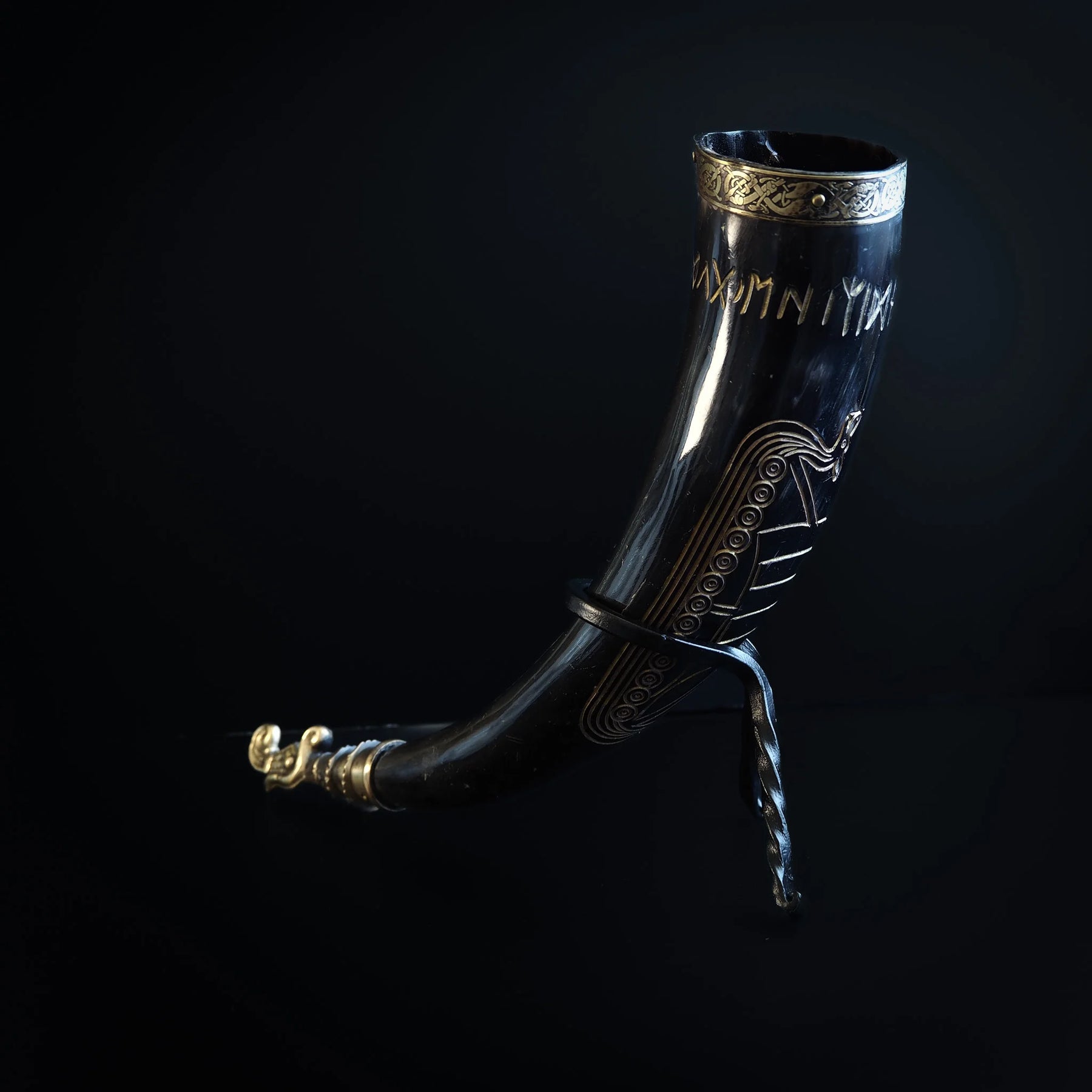 Drinking horn with raven and engraving. about 250 ml