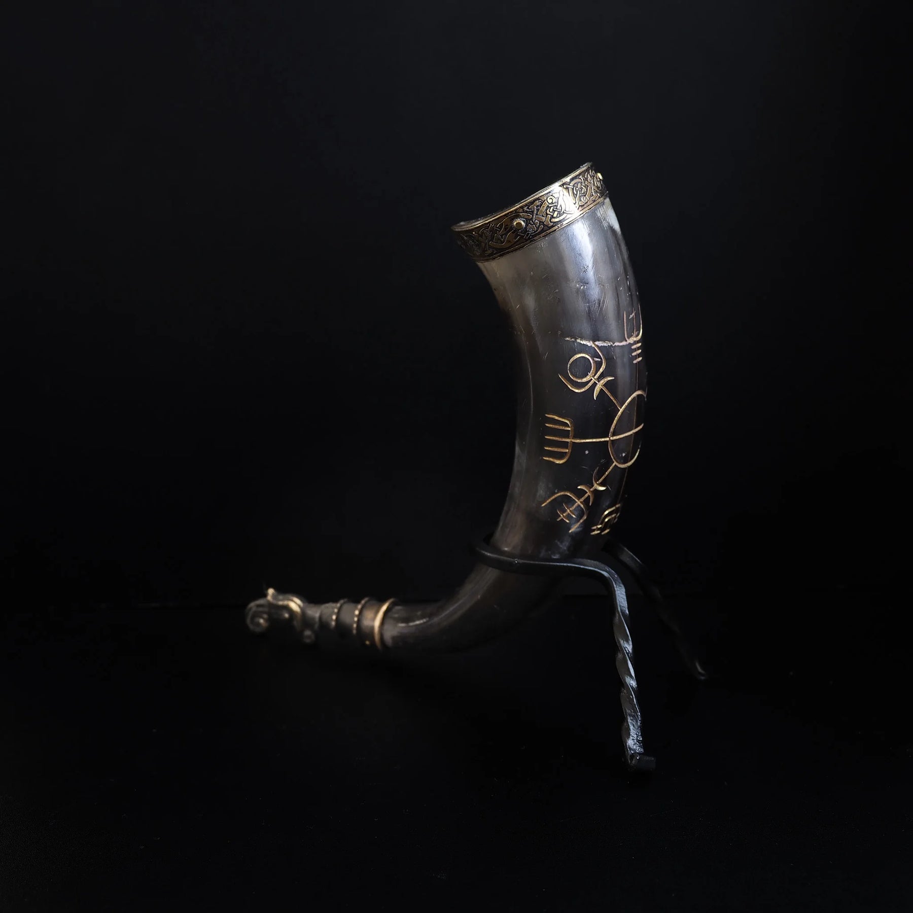 Drinking horn with raven and engraving. about 250 ml