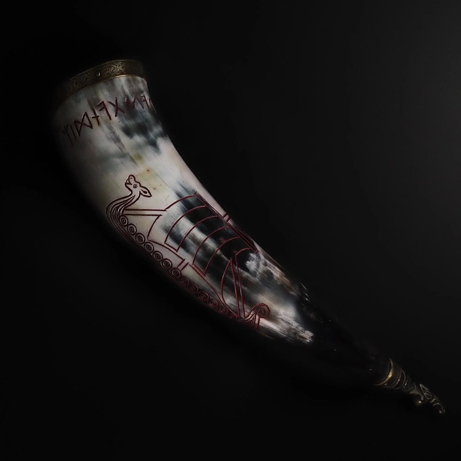 Drinking horn with raven and engraving. about 250 ml