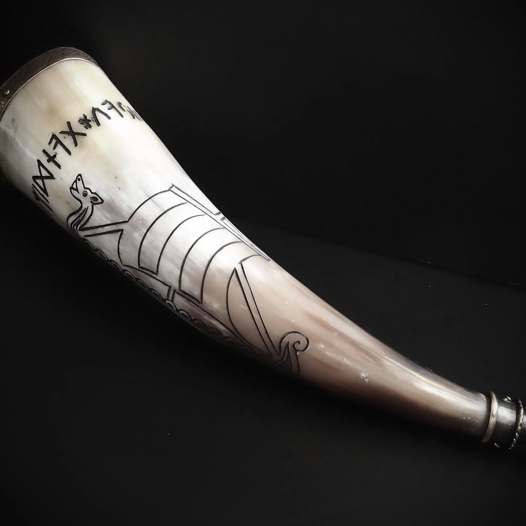 Drinking horn with raven and engraving. about 250 ml