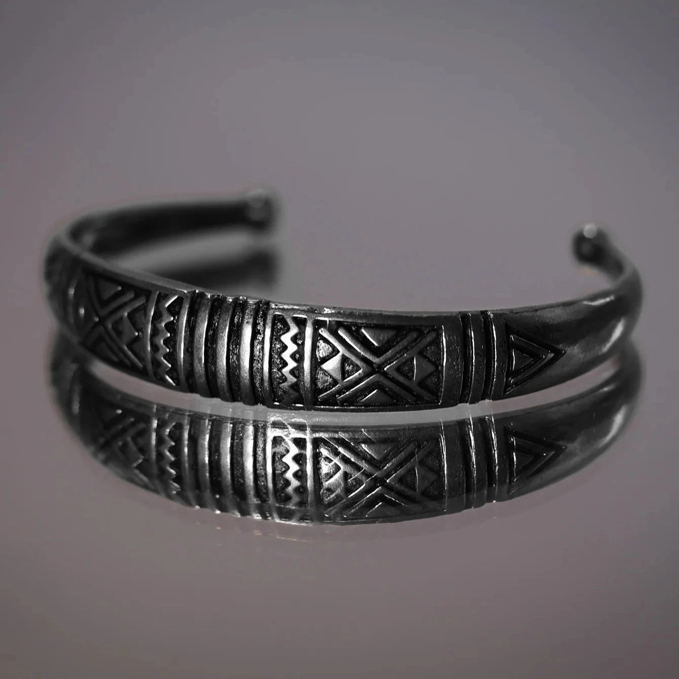 Välvt armband med dekor