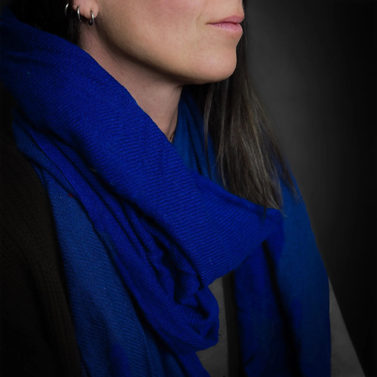 Kornblå kashmirlans vikt i elegant stil visar mjuk blå färg och handvävd textur