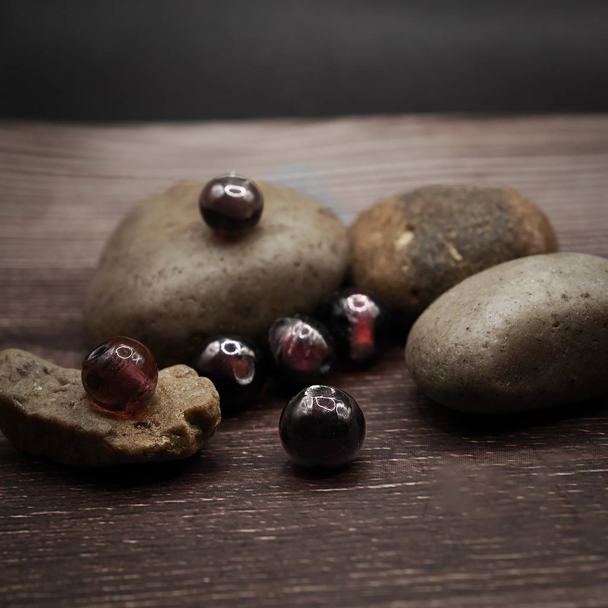Lösa handgjorda glaspärlor i dov lila färg, cirka 7-8mm diameter med genomgående hål för trådning