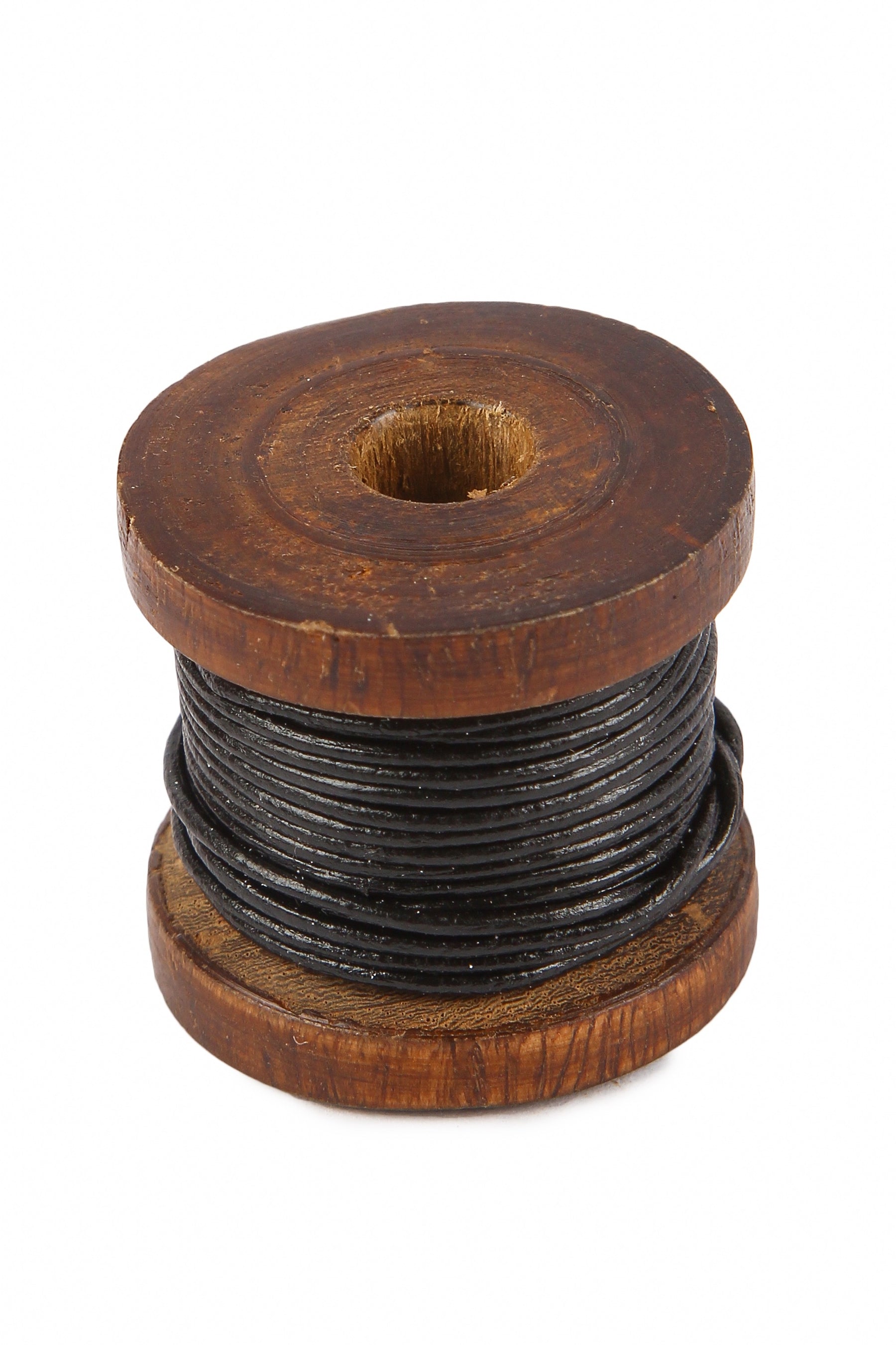 Svart lädertråd.Black leather thread.