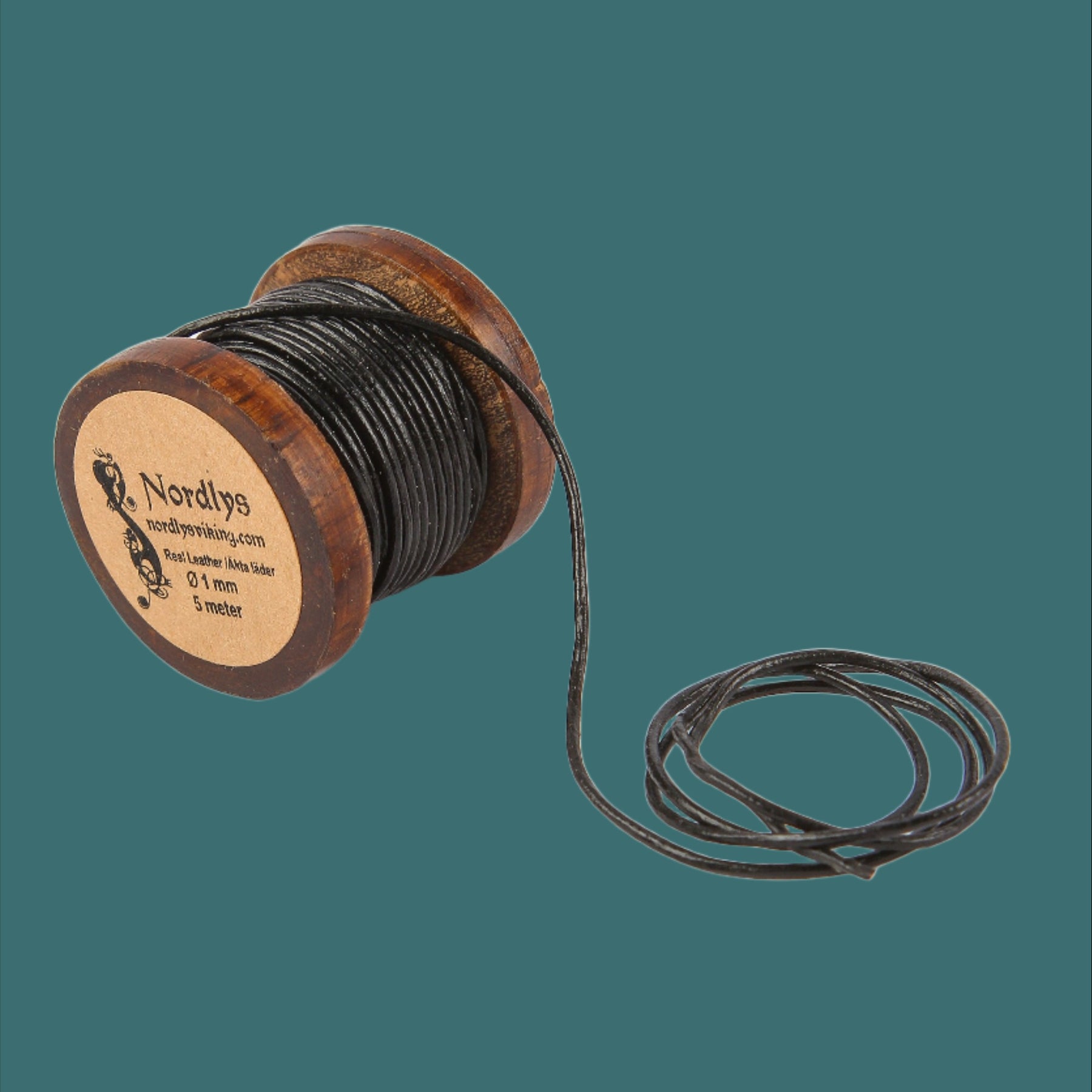 Svart lädertråd.Black leather thread.