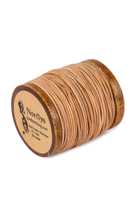  1 millimeter. Upprullad på en traditionell träspole. Hög kvalitet och skarvfri. Tillverkad av vegetabiliskt garvat läder. En snygg och praktisk tråd.