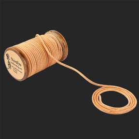  tjocklek 2 millimeter. Upprullad på en traditionell träspole. Hög kvalitet och skarvfri. Tillverkad av vegetabiliskt garvat läder. En snygg och praktisk tråd.
