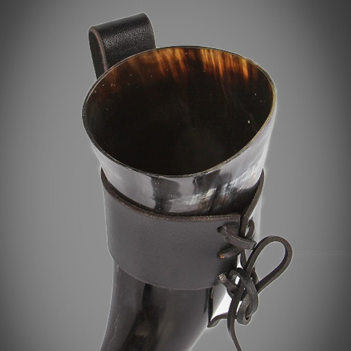 Stort organiskt hornhållare för bälte i svart läder med mässingsfattning och naturlig hornyta, vikingdesign.