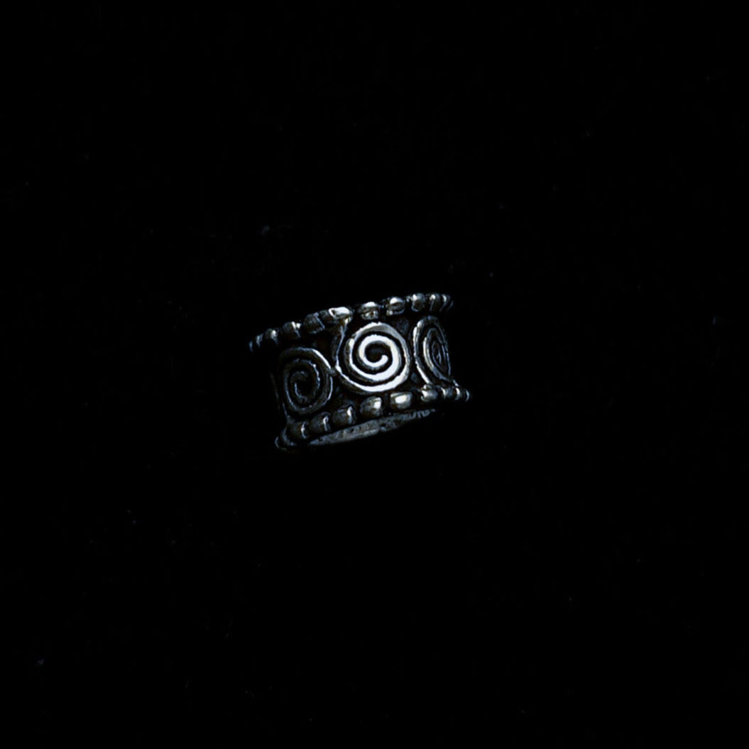 Hålstorlek, ca 7- 8 mm Finns både i antik mässing och silverbelagd utgåva.