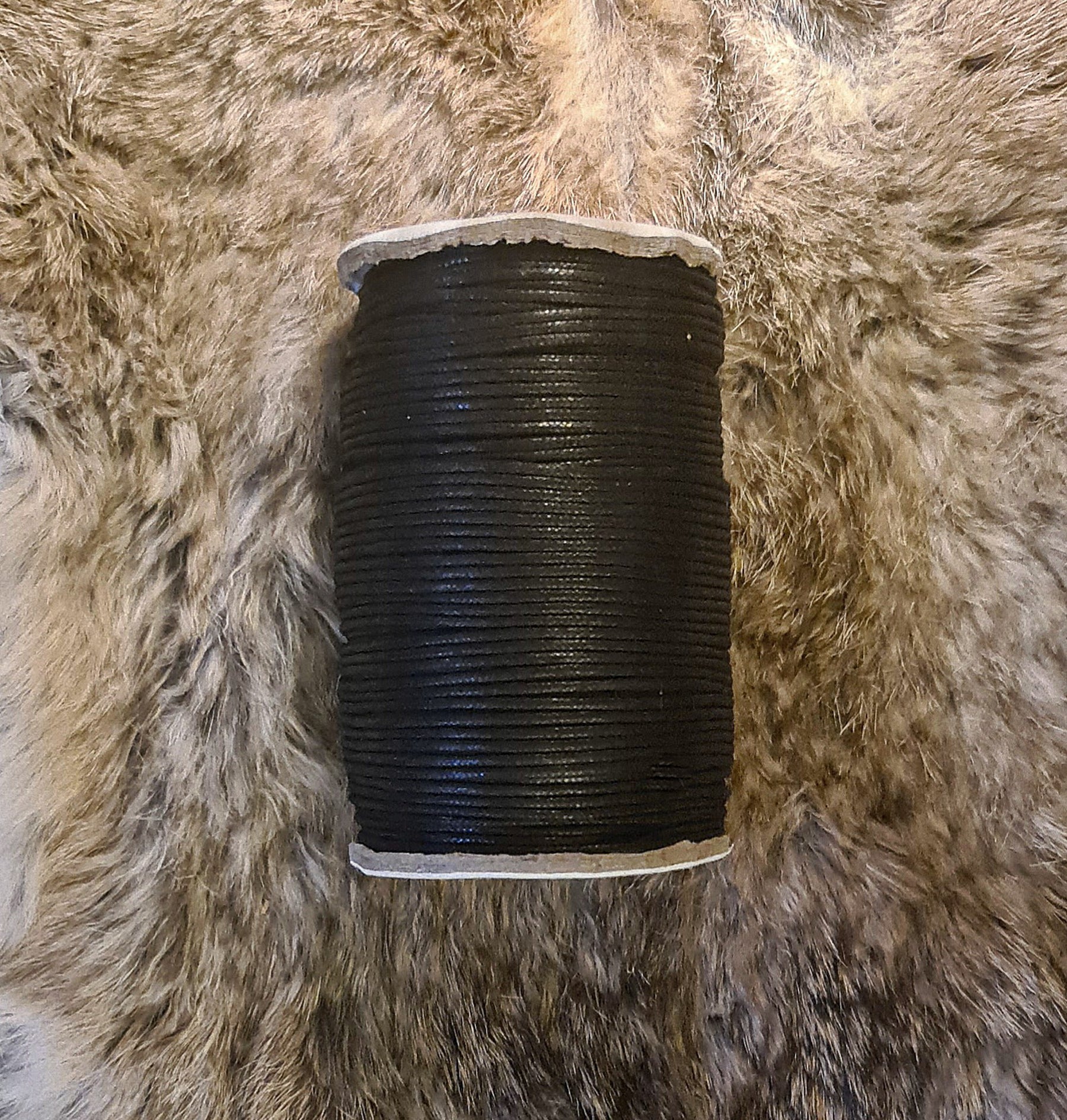Vaxad svart bomullstråd. 2 mm, 100 m